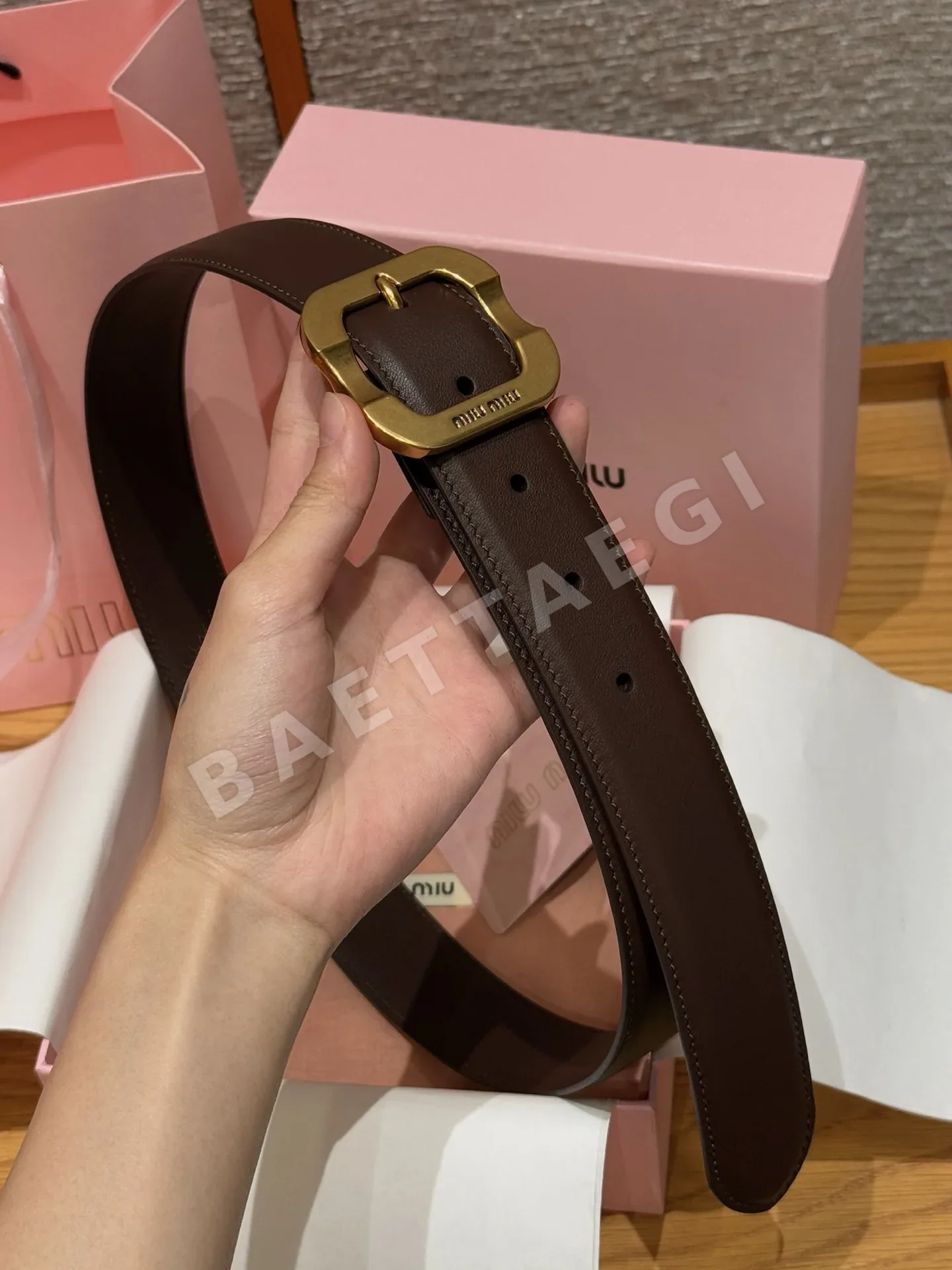 미우미우 각인 메탈 로고 송아지가죽 벨트 상세 이미지 4