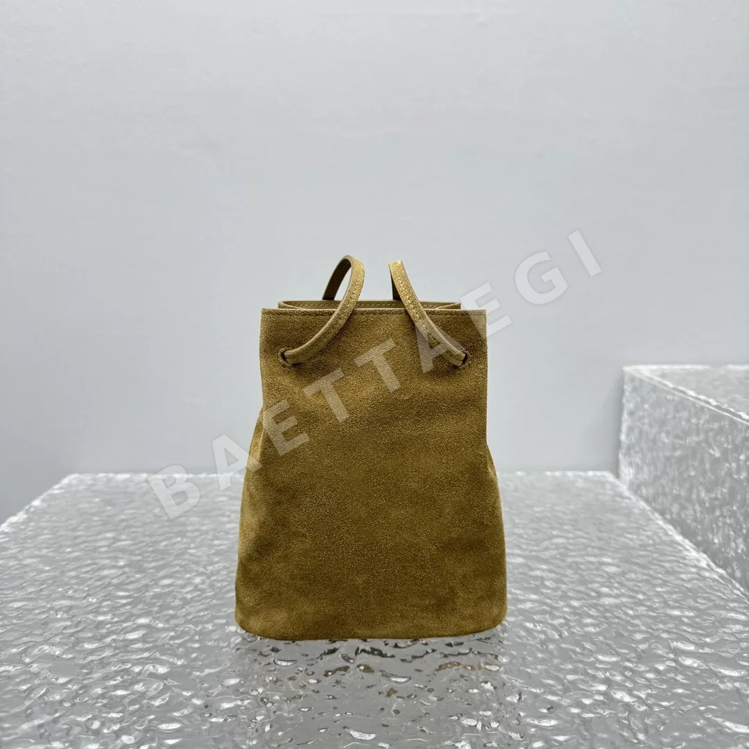 미우미우 프로스티드 티 브라운 버킷백 상세 이미지 4