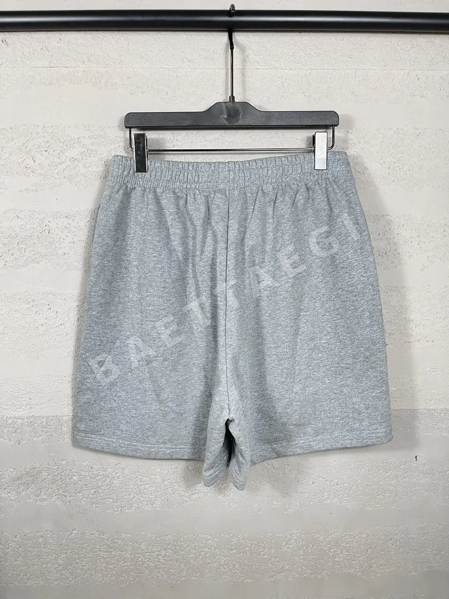 발렌시아가 클래식 웨이브 로고 자수 남성 반바지 상세 이미지 2