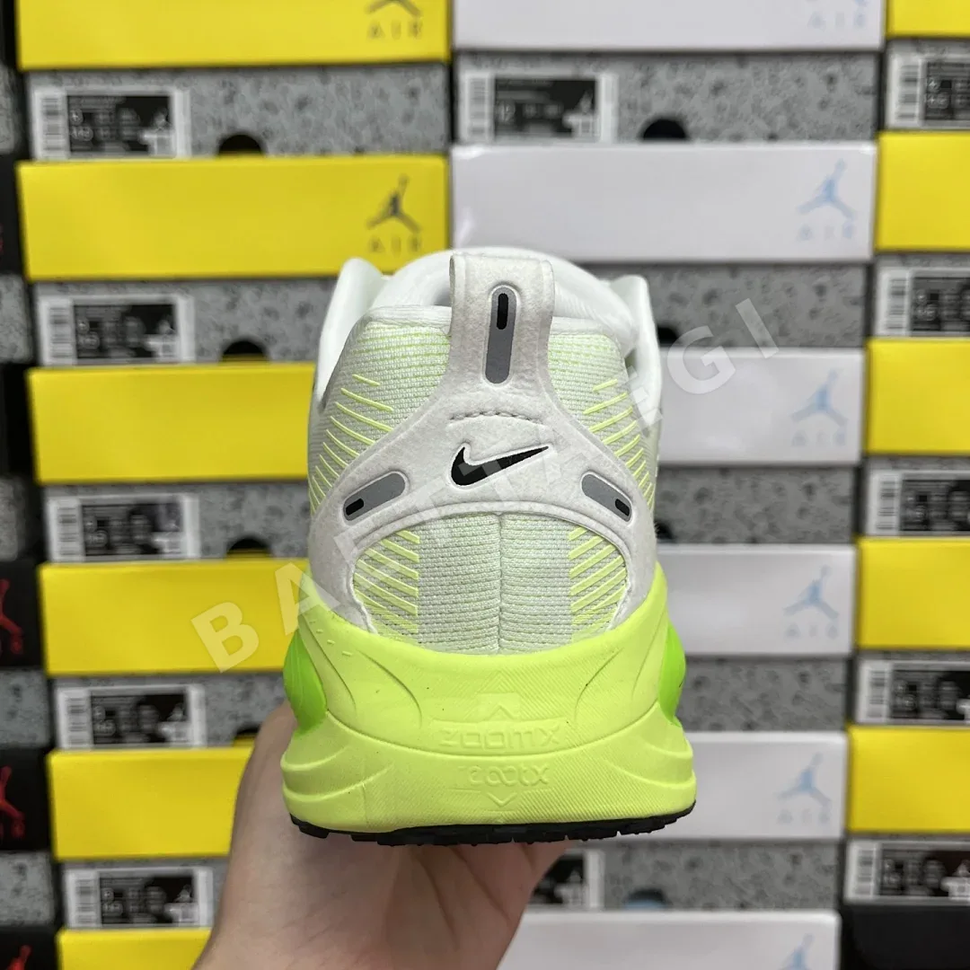 나이키 줌 보메로 18 HM6803-100 201092 Nike Zoom Vomero 18 상세 이미지 8