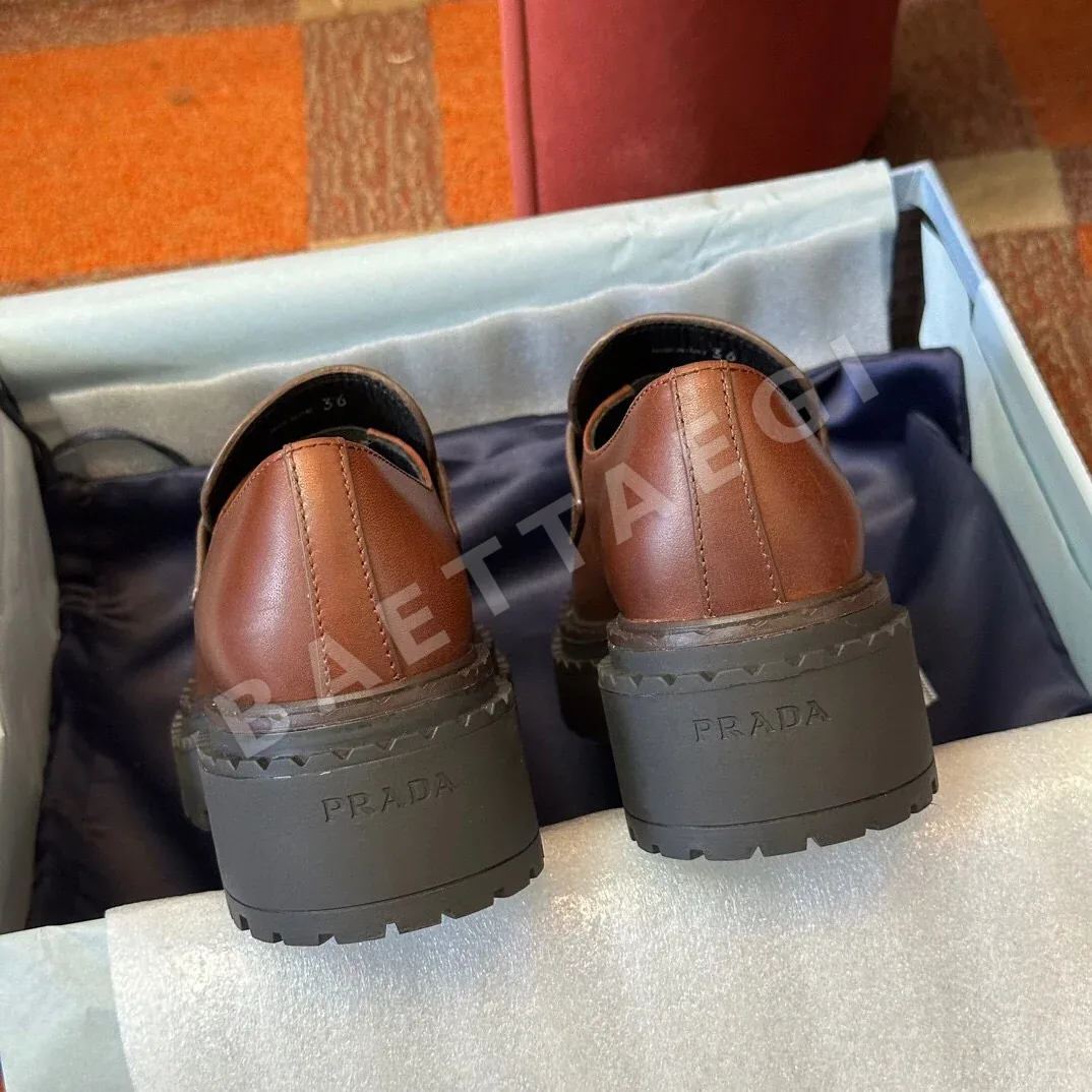 프라다 모놀리스 빈티지 스타일 카프스킨 레이스업 로퍼 앵클부츠 상세 이미지 5