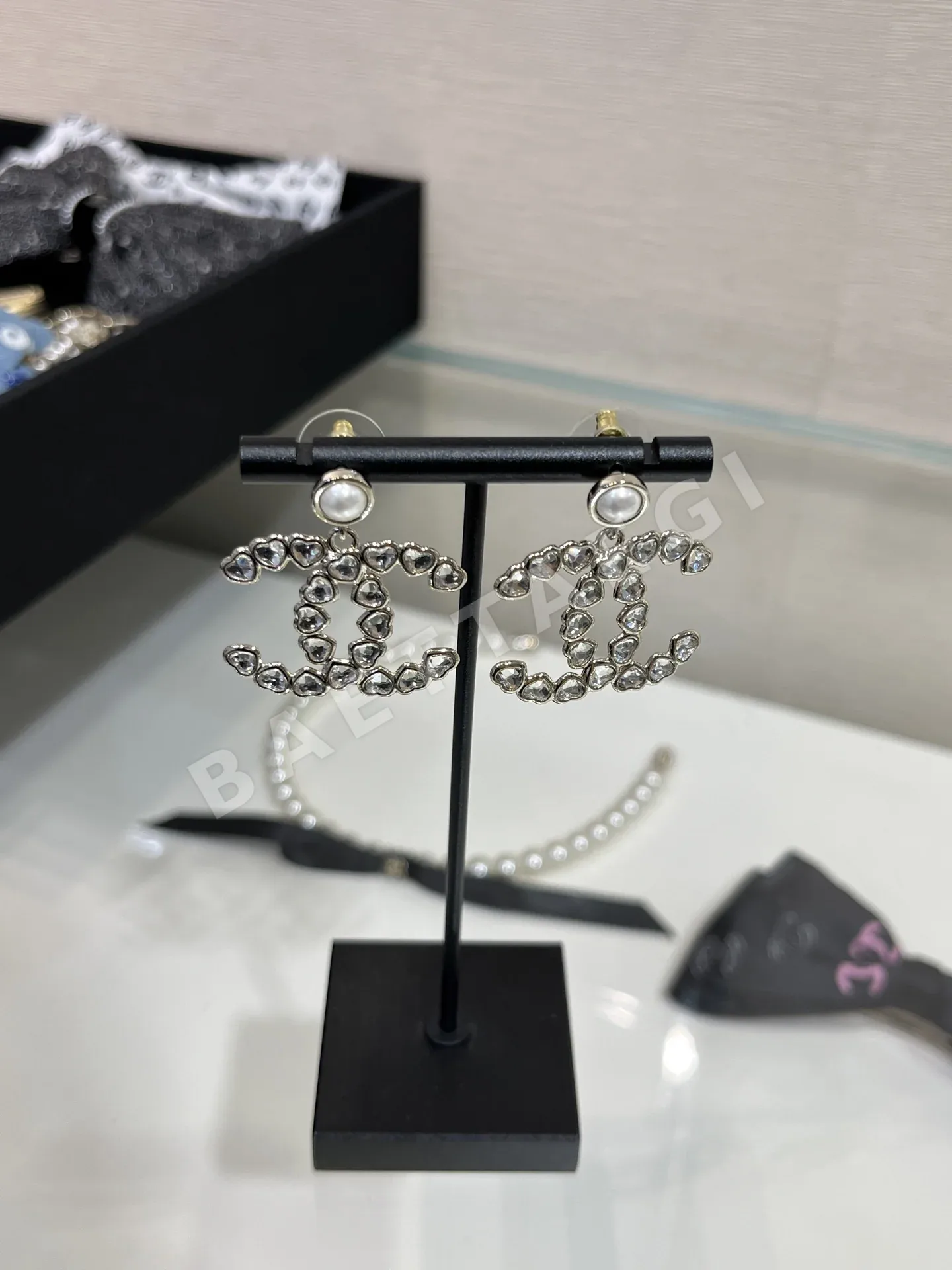 샤넬 하트 장식 더블 C 로고 귀걸이 153810