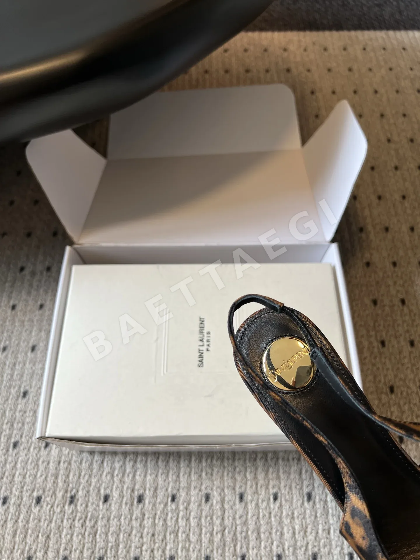 생로랑 YSL 메탈 로고 포인티드 토 백리스 스틸레토 샌들 상세 이미지 8