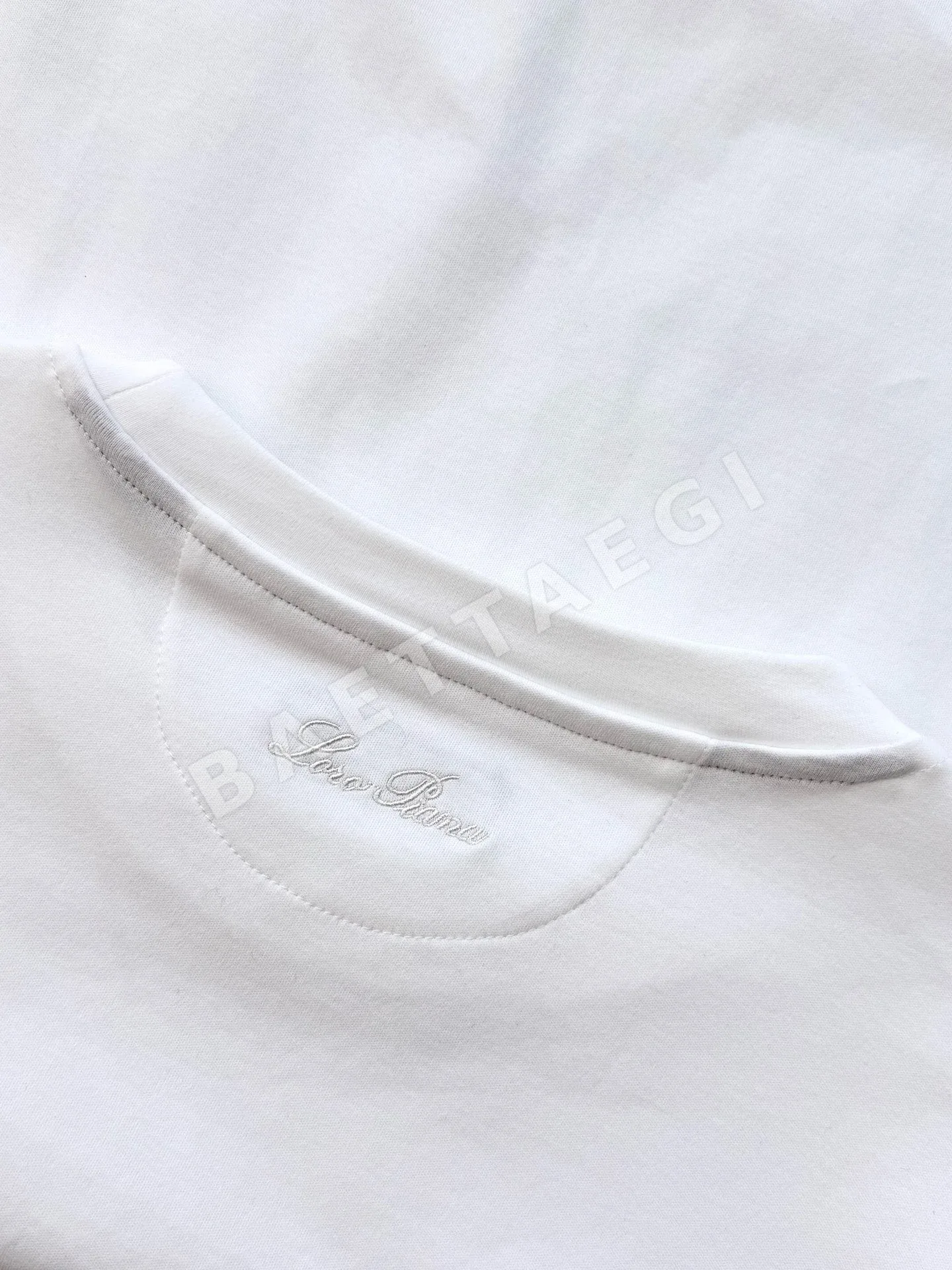 로로피아나 미니멀 자수 로고 크루넥 반팔 셔츠 상세 이미지 7
