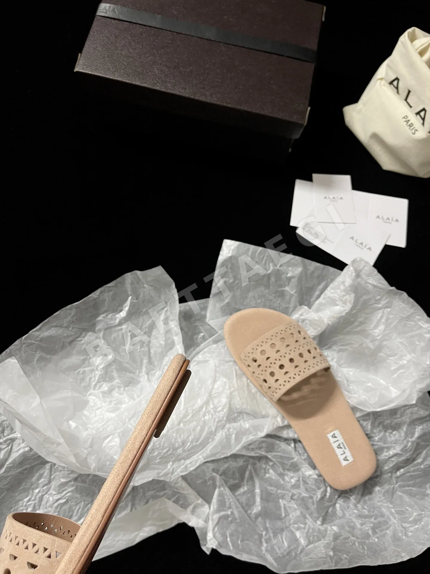 알라이아 컷아웃 수입 가죽 여성 신발 상세 이미지 8