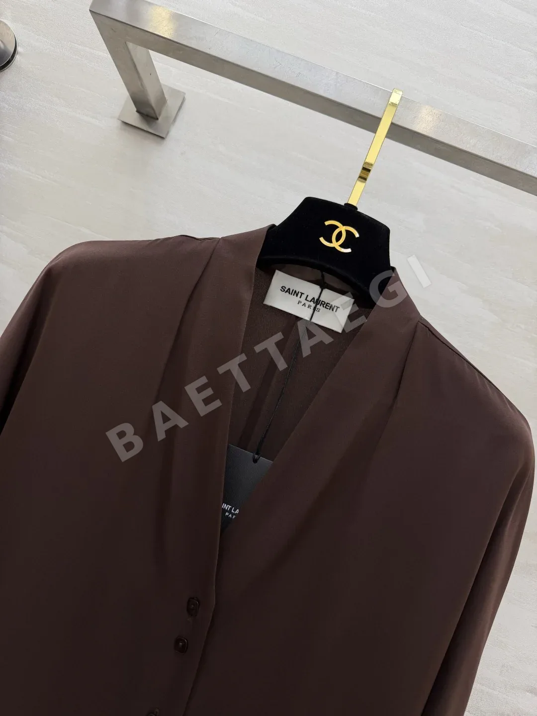 생로랑 실크 새틴 V넥 여성 셔츠 상세 이미지 3