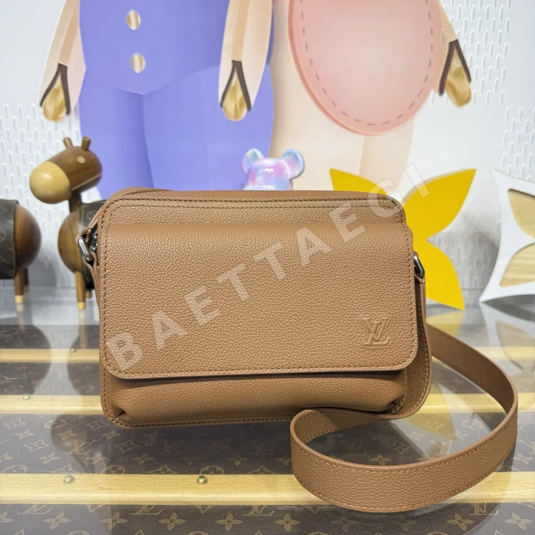 루이비통 보딩 메신저백 M15265