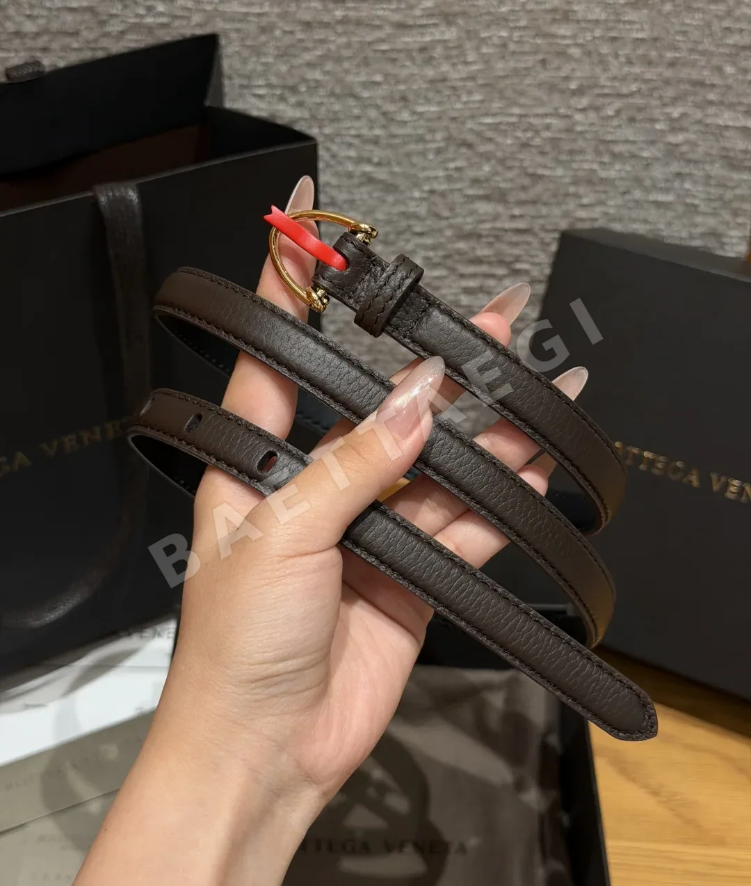 보테가베네타 호스슈핀 버클 소가죽 슬림 벨트 상세 이미지 3