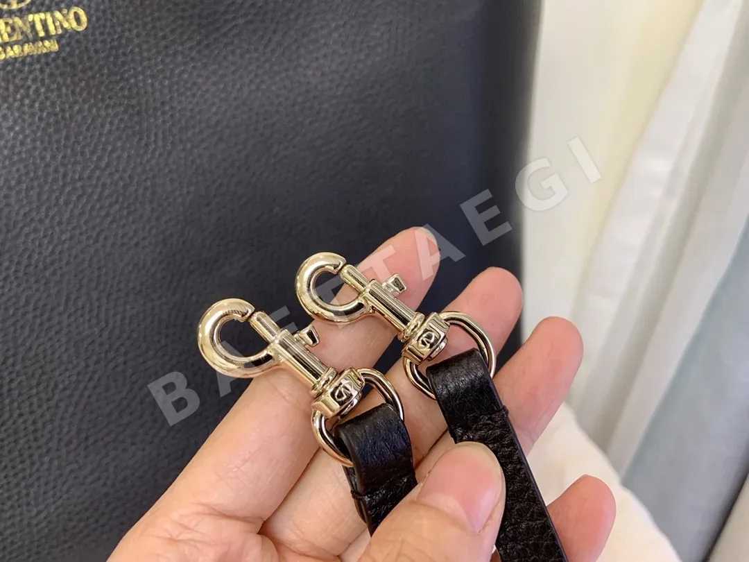 발렌티노 가라바니 락스터드 카프스킨 토트백 상세 이미지 9