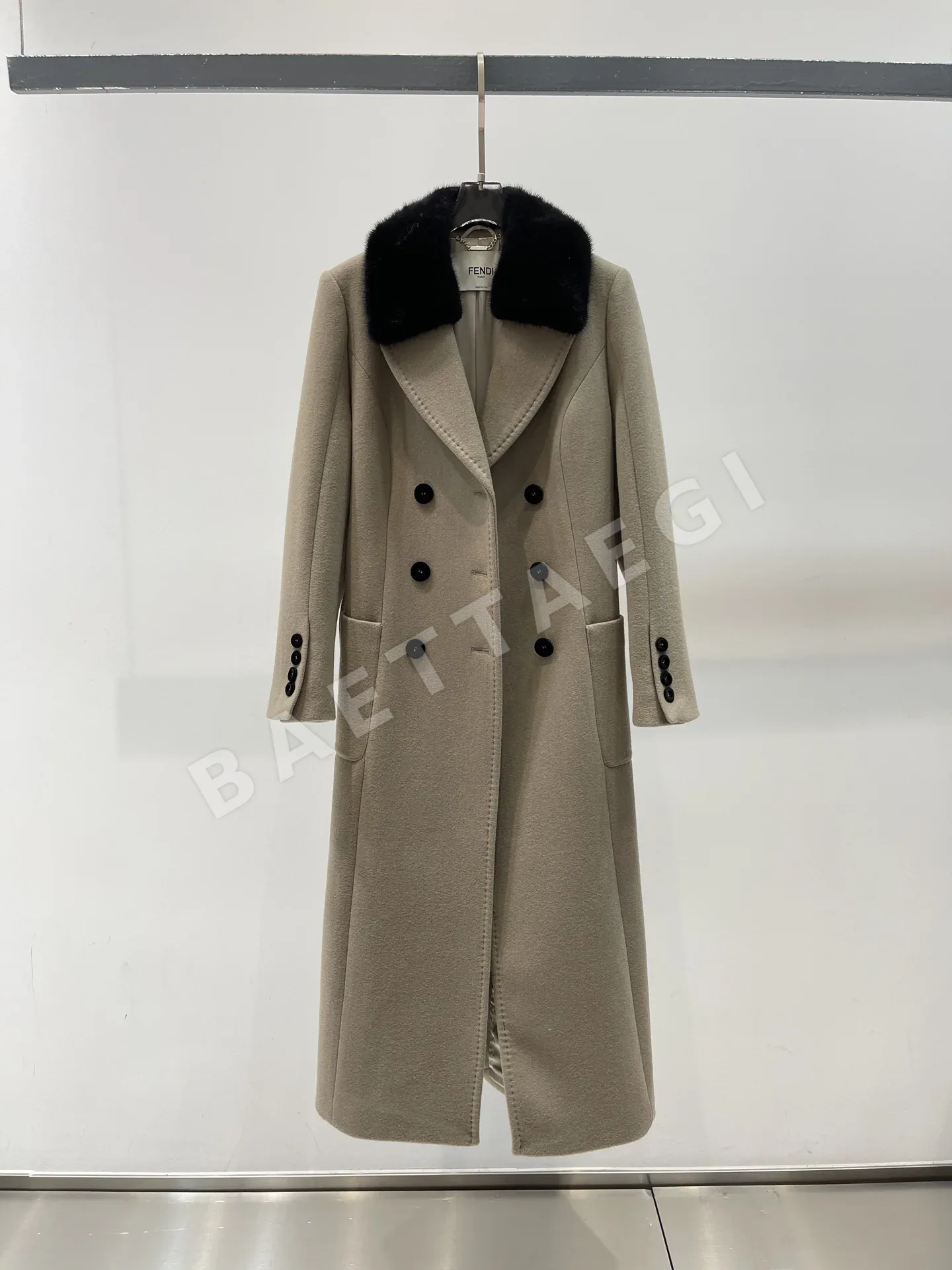 펜디 울 밍크 카라 더블브레스트 여성 자켓 206696