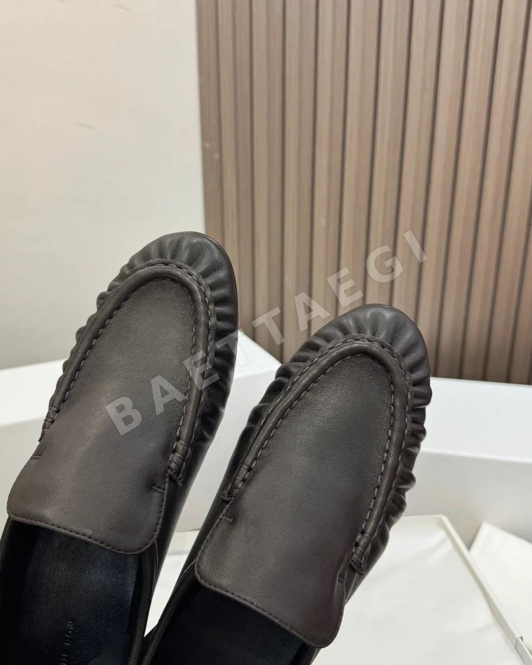 더로우 로퍼 가죽 플리츠 디테일 상세 이미지 6