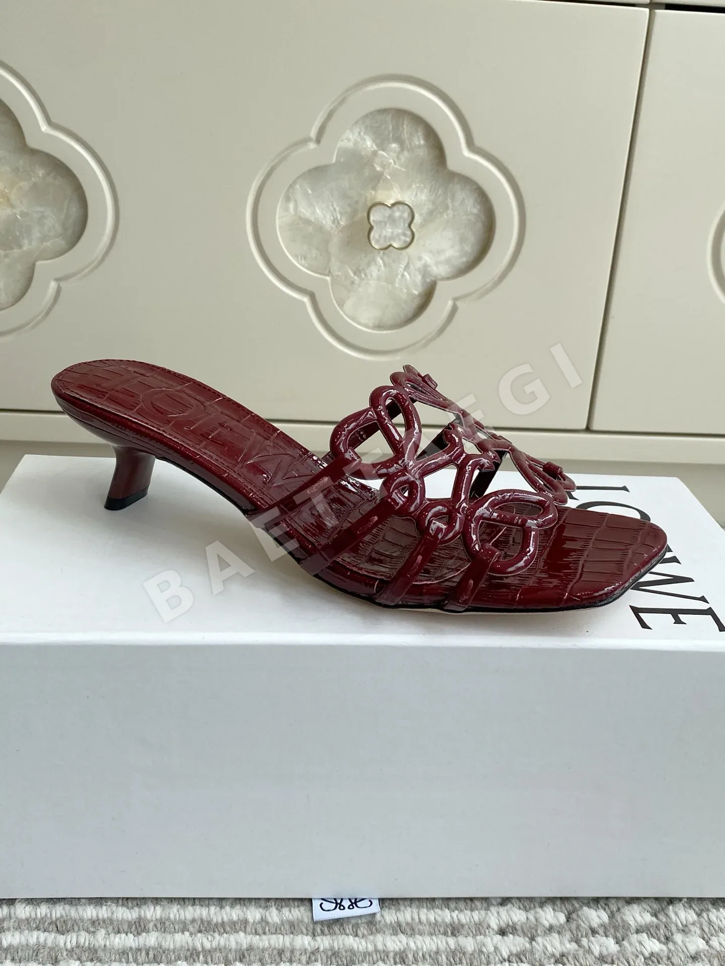 로에베 아나그램 키튼 힐 플랫 샌들 상세 이미지 4