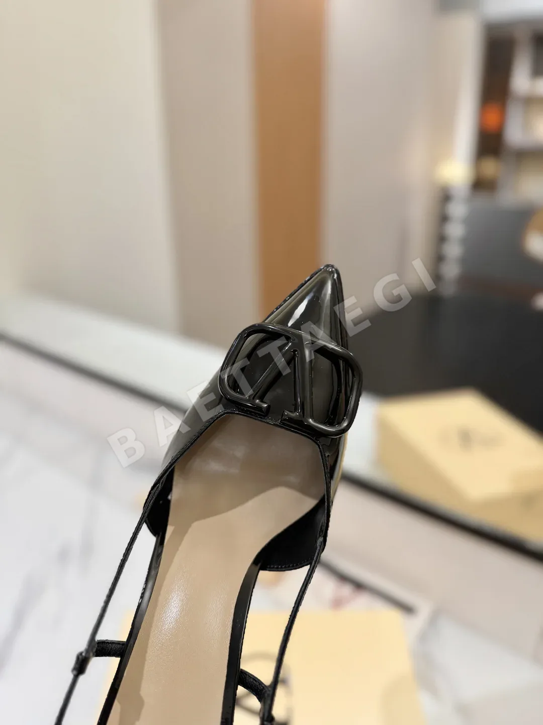 발렌티노 V 버클 메탈릭 샌들 하이힐 상세 이미지 6