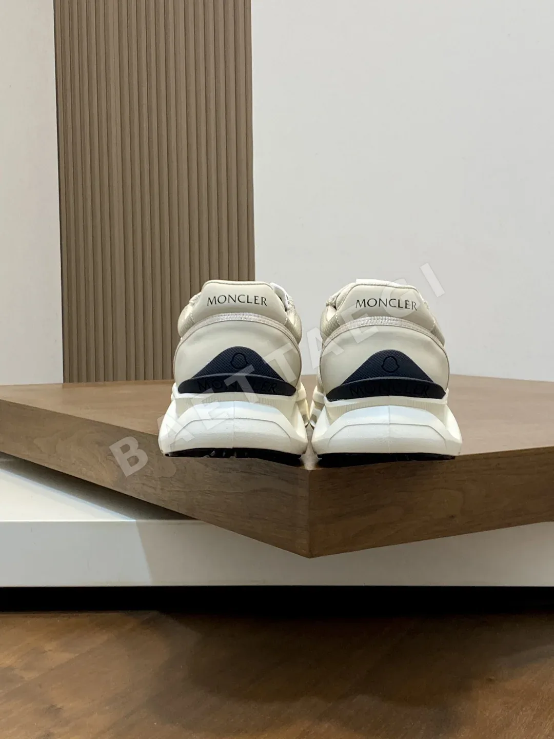몽클레르 스니커즈 남성 메시 로고 힐 장식 상세 이미지 8