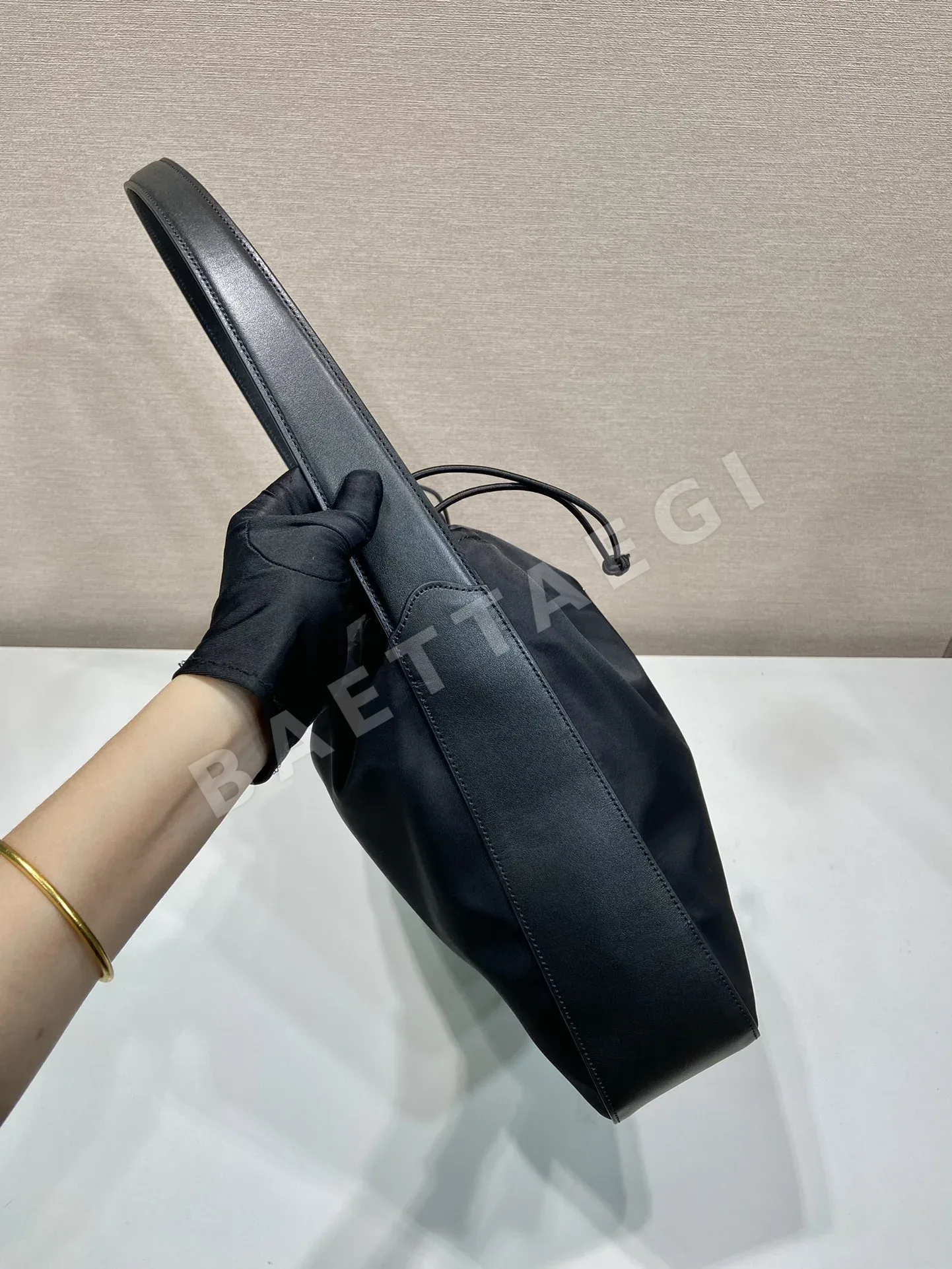 프라다 복주머니형 나일론 숄더백 상세 이미지 5