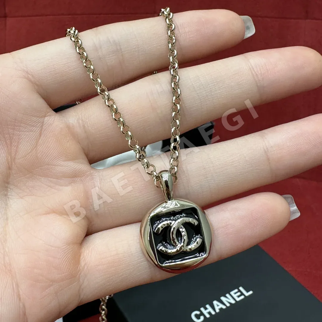 샤넬 블랙 에나멜 메탈 더블 C 목걸이 178249