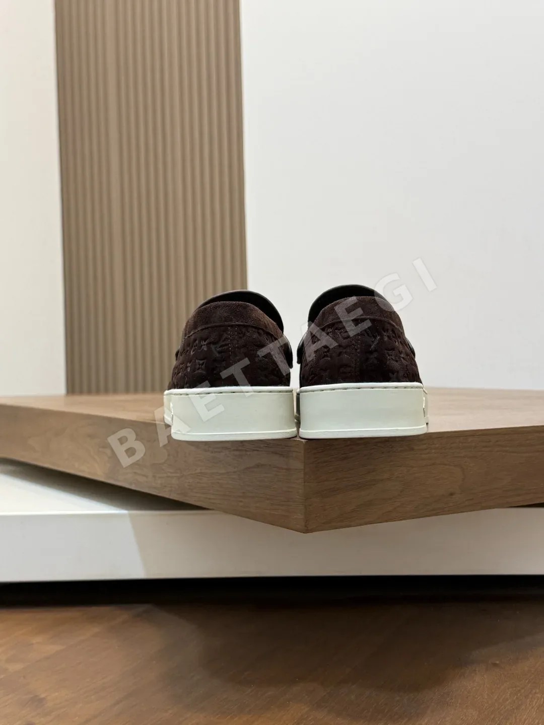 루이비통 스니커즈 남성 소가죽 모노그램 장식 상세 이미지 8