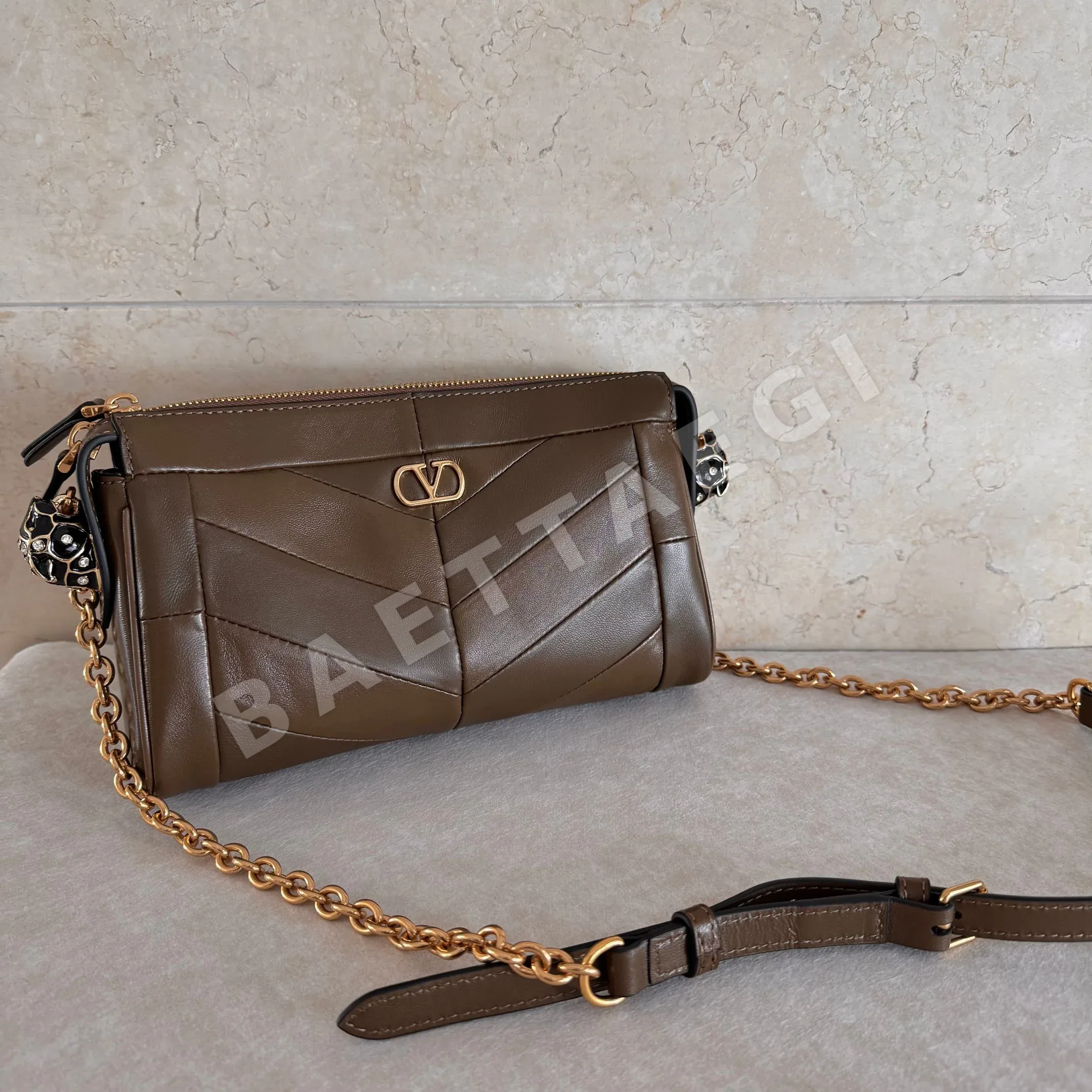 발렌티노 가라바니 V로고 다이아 8900 램스킨 크로스백 레플리카