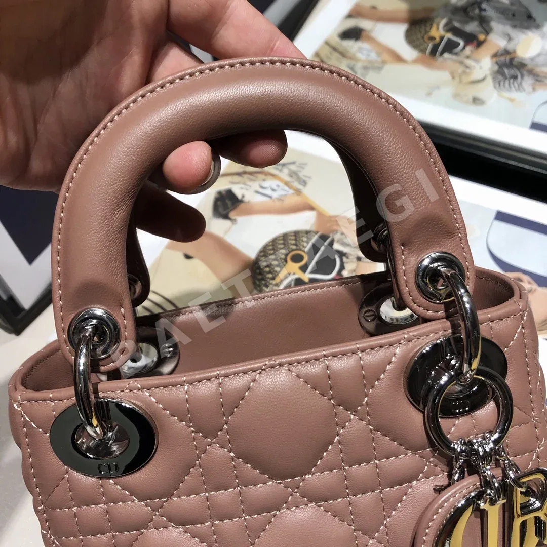 디올 레이디 클래식 3 콤파트먼트 램스킨 숄더백 상세 이미지 6