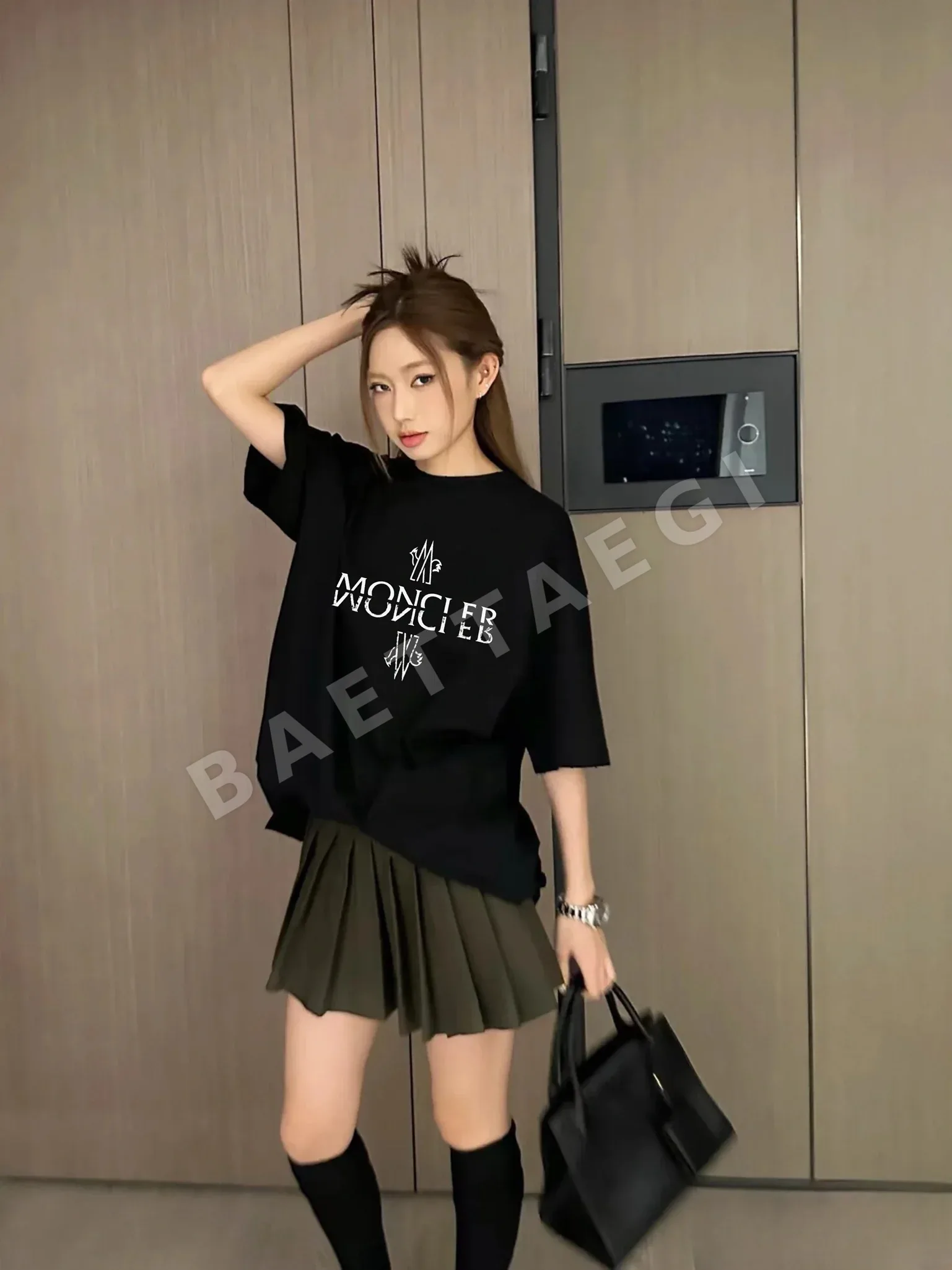 몽클레르 반사 로고 여성 반팔 티셔츠 상세 이미지 2