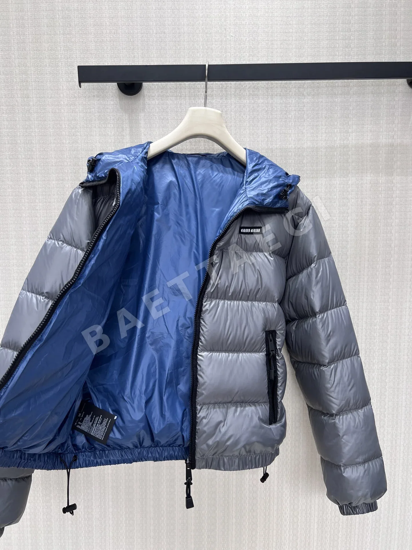 미우미우 실버 그레이 후드 쇼트 패딩 재킷 상세 이미지 4