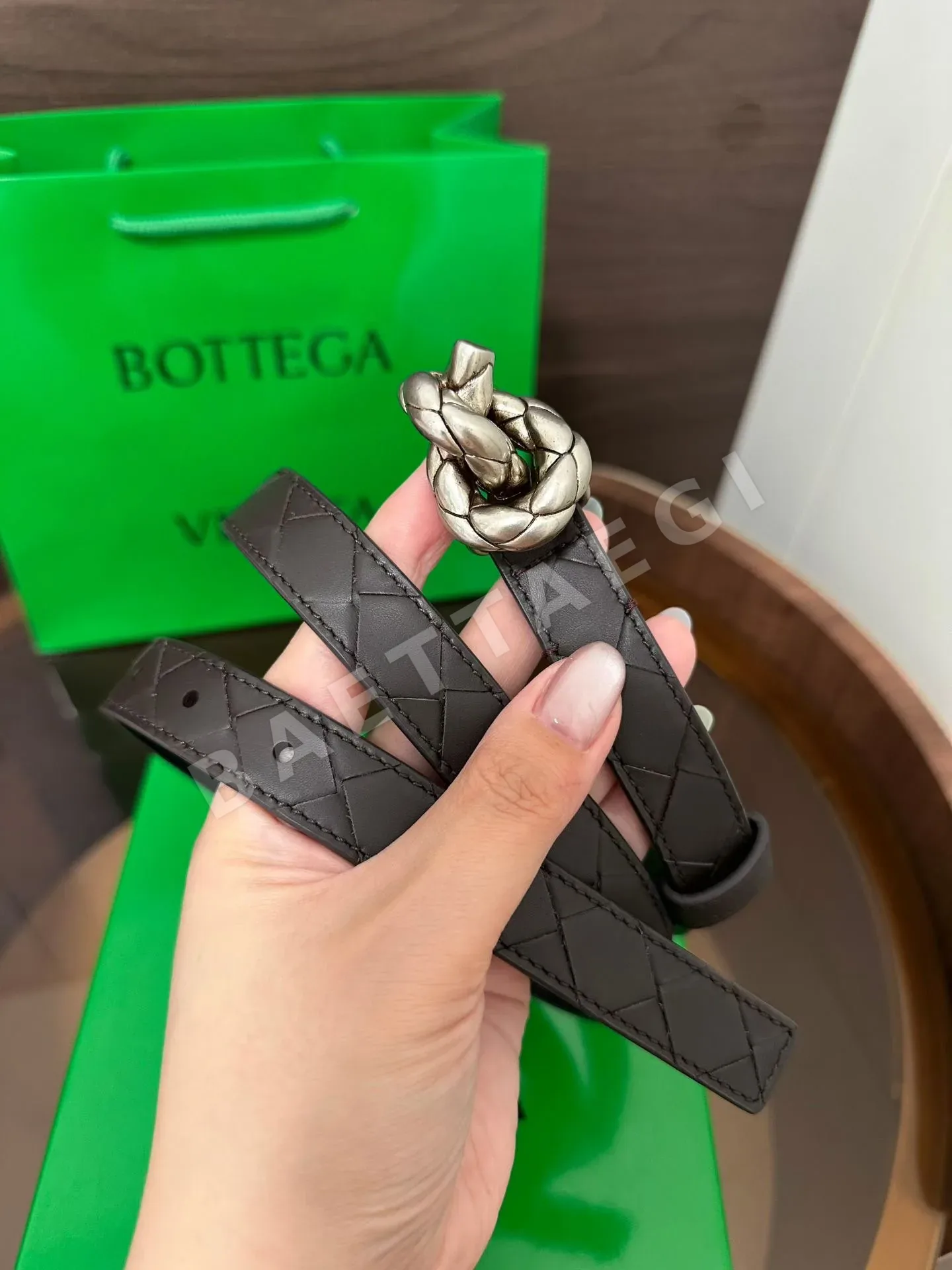보테가베네타 체크 무늬 카프스킨 여성 벨트 상세 이미지 3