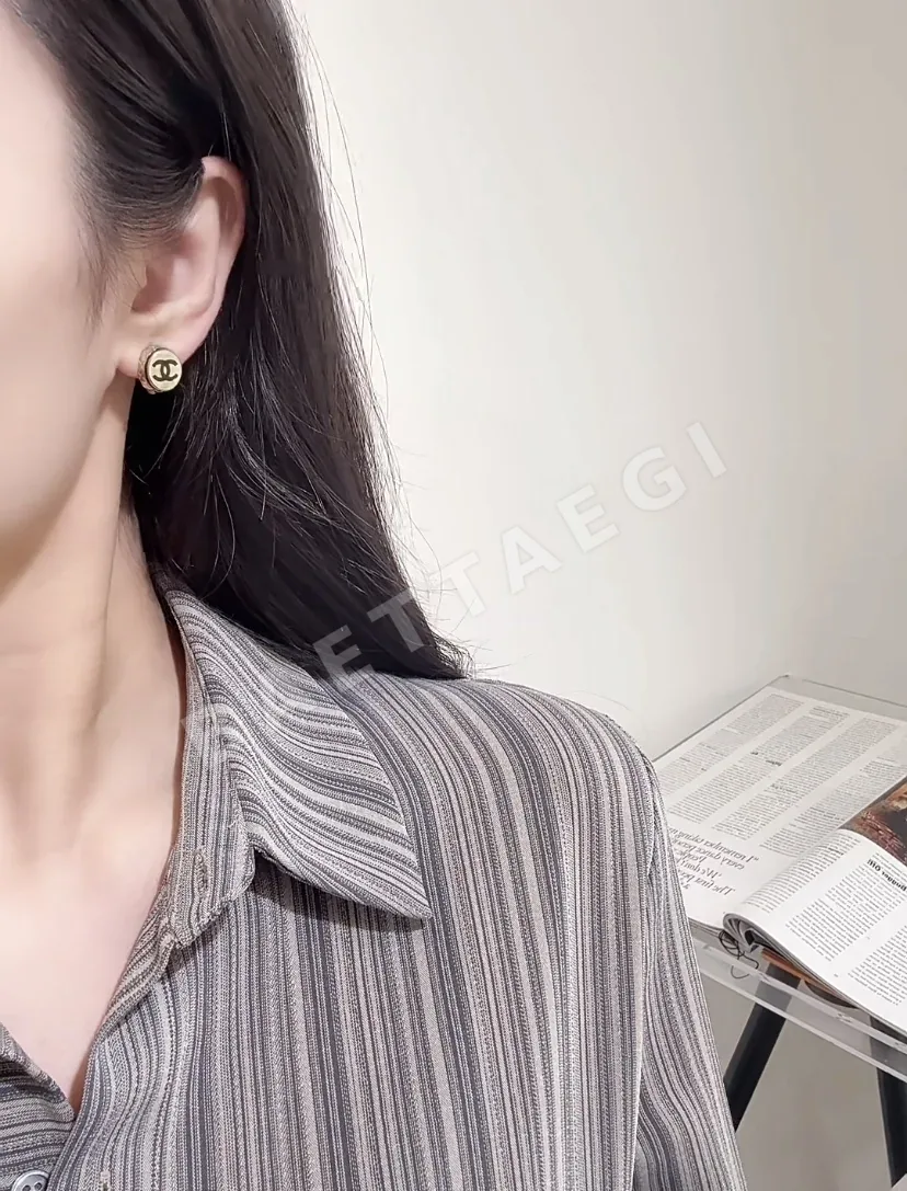 샤넬 더블 C 로고 에나멜 스터드 귀걸이 상세 이미지 6