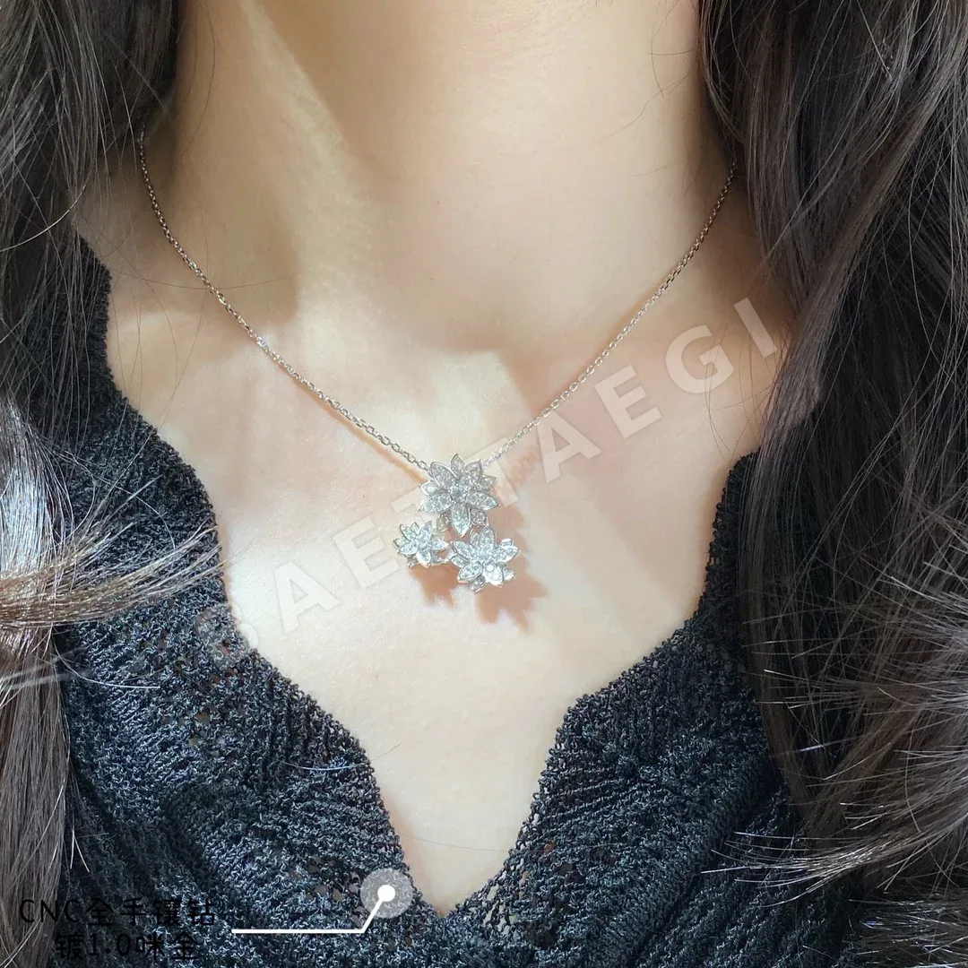 반클리프앤아펠 로터스 장식 목걸이 63861