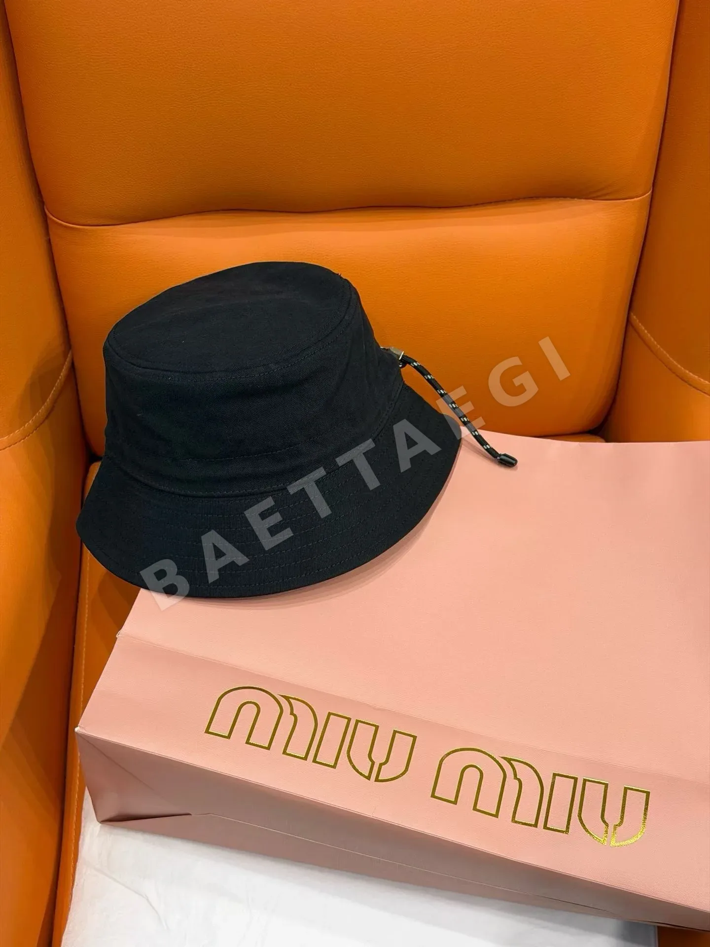 미우미우 블랙 자수 드로스트링 버킷햇 상세 이미지 3