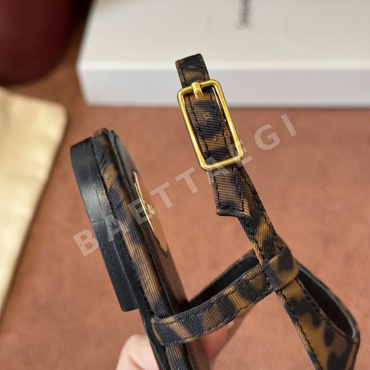 생로랑 금장 장식 뾰족 앞코 하이힐 신발 상세 이미지 5