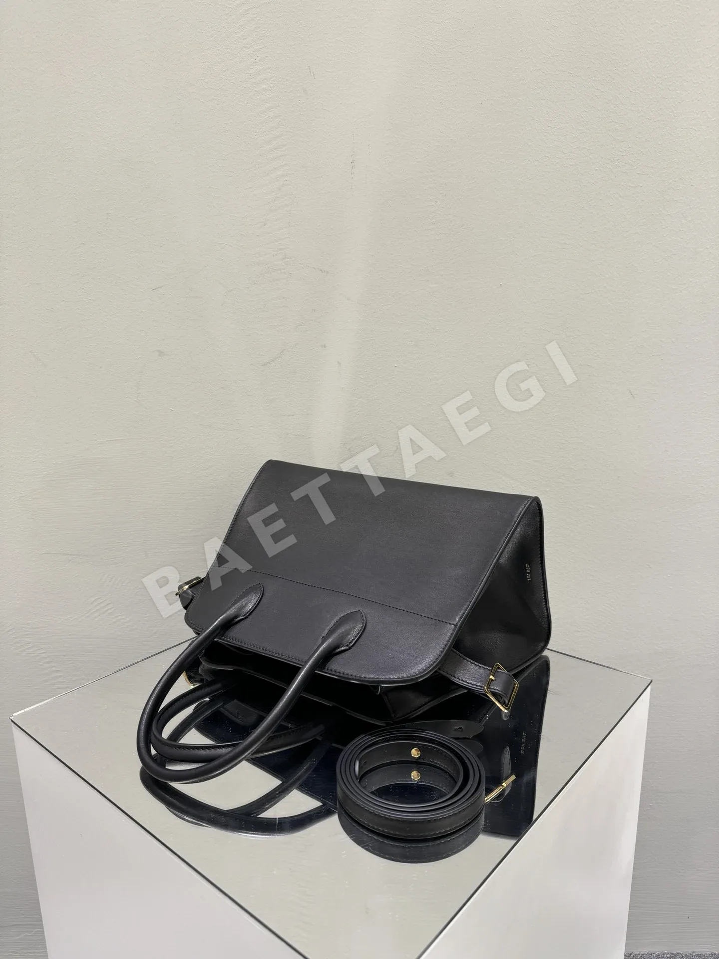 더로우 플레인 블랙 미니멀 가방 상세 이미지 4