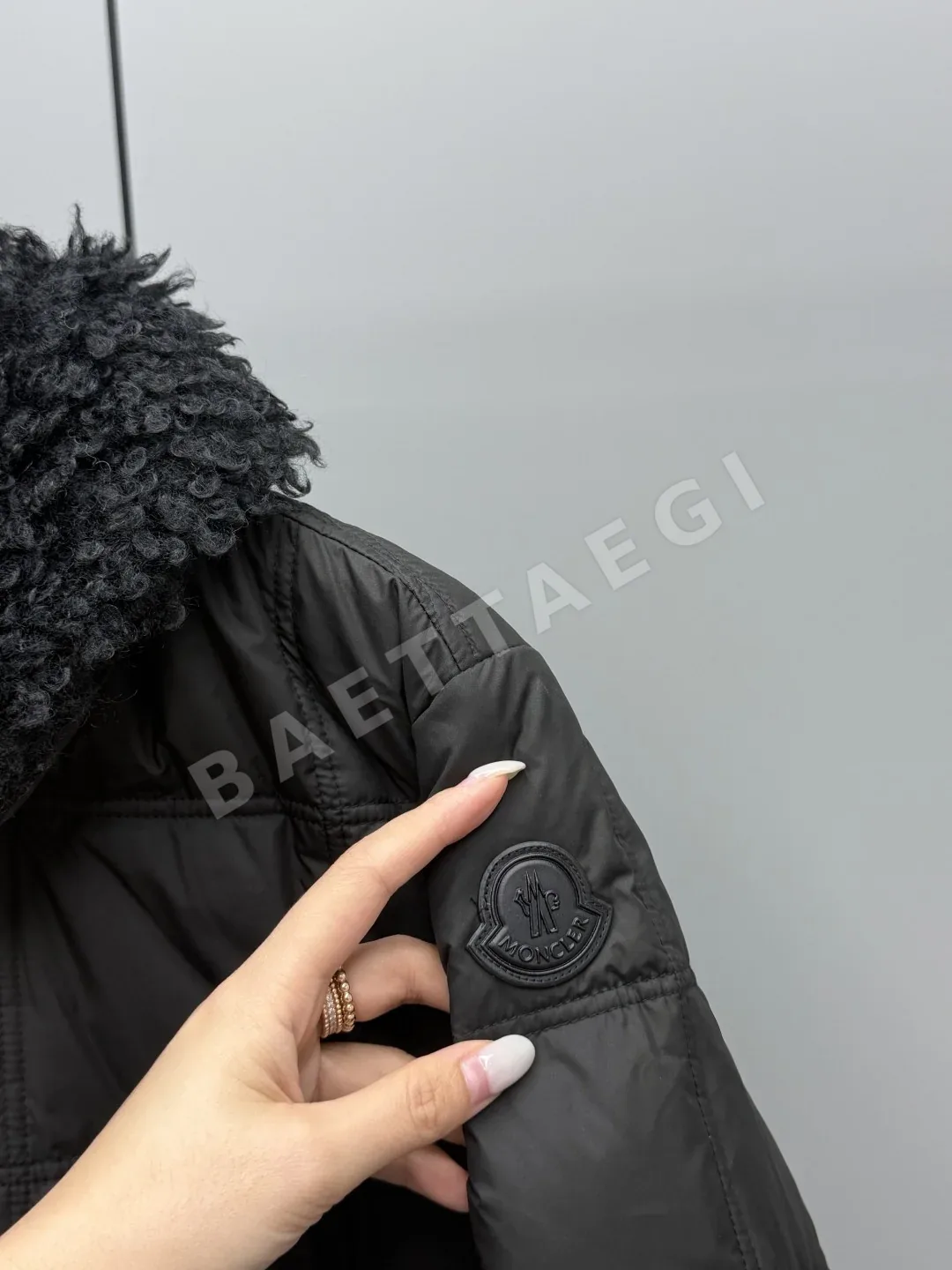 몽클레르 시어링 카라 벨티드 여성 패딩 재킷 상세 이미지 4