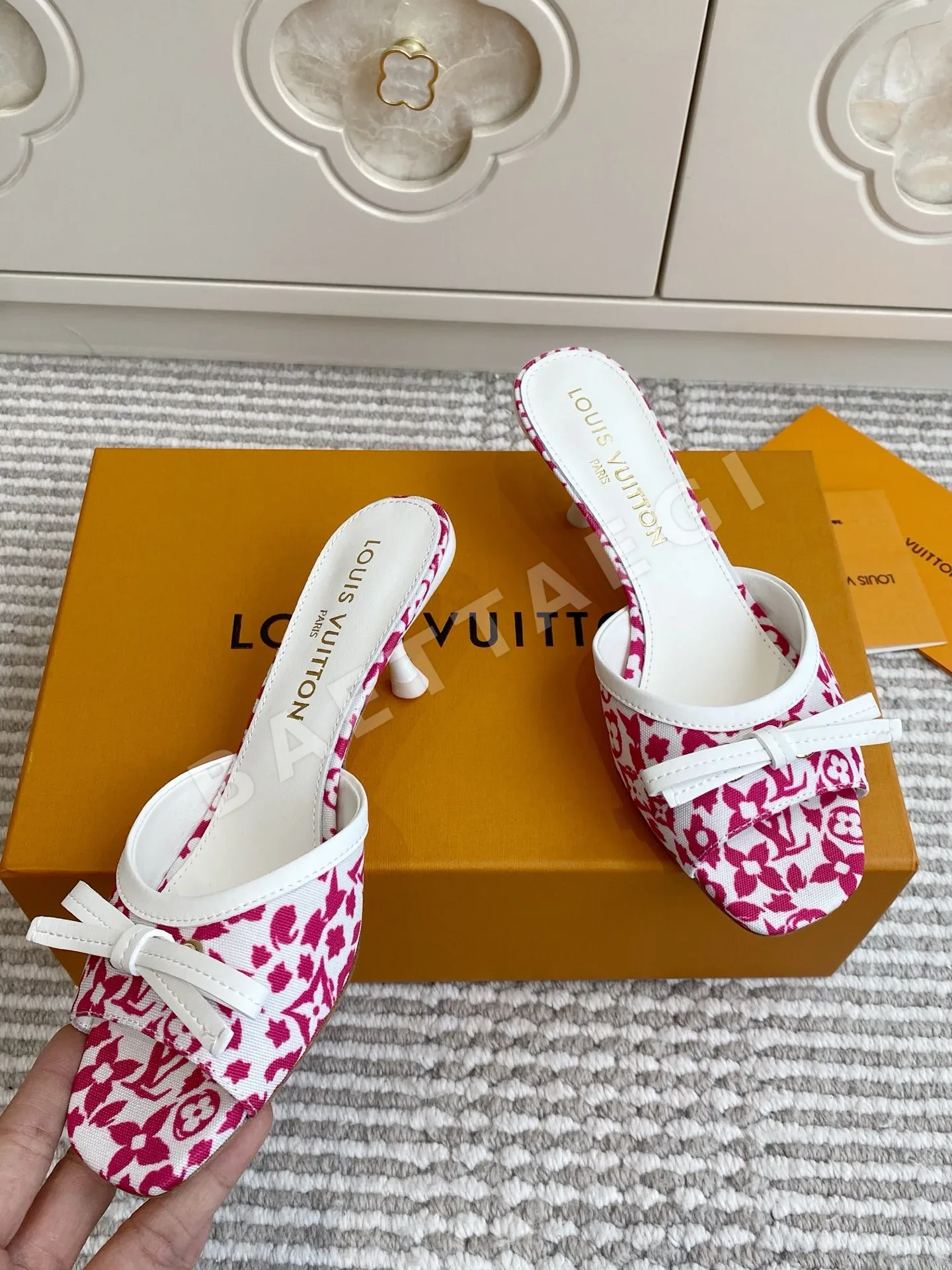 루이비통 모노그램 LV 키티 힐 뮬 상세 이미지 2
