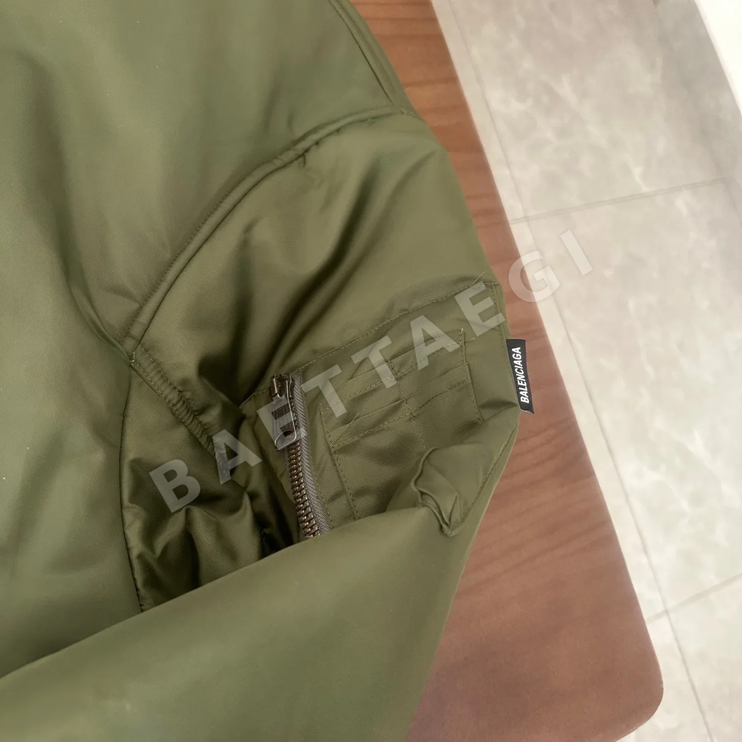 발렌시아가 밀리터리 그린 드롭숄더 나일론 자켓 상세 이미지 4