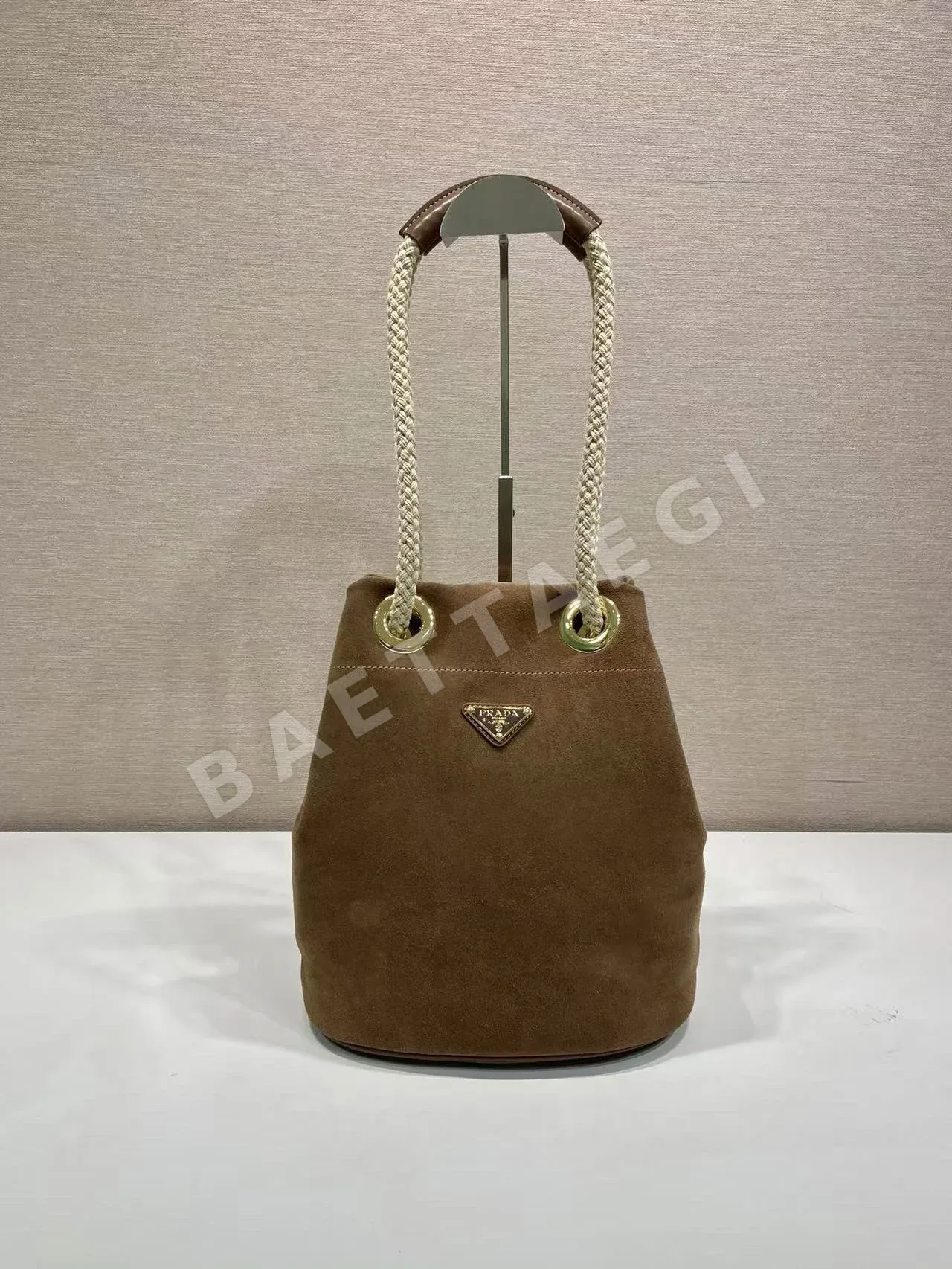 프라다 스웨이드 버킷백 1BE082 67887