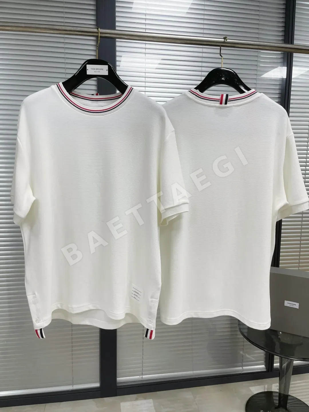 톰브라운 극세사 수면 파문 반팔 티셔츠 상세 이미지 4