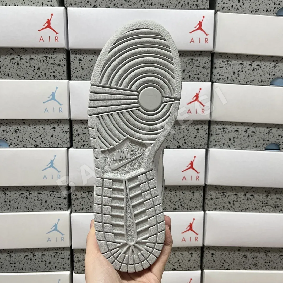 나이키 [M] SB 덩크 로우 HQ8487-100 201049 Nike SB Dunk Low Supreme 94 White Metallic 상세 이미지 2