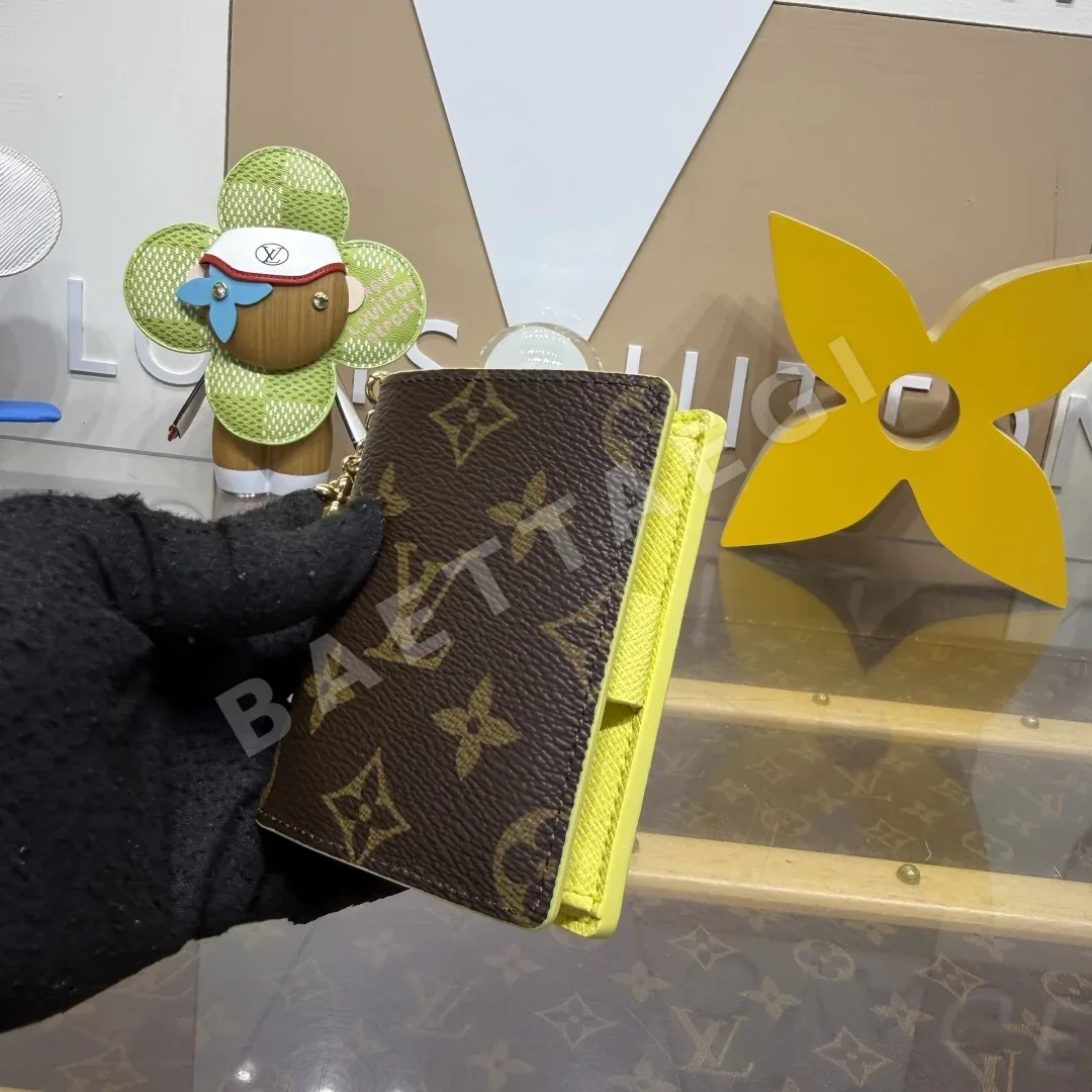 루이비통 레인보우 참 모노그램 카드 지갑 상세 이미지 4