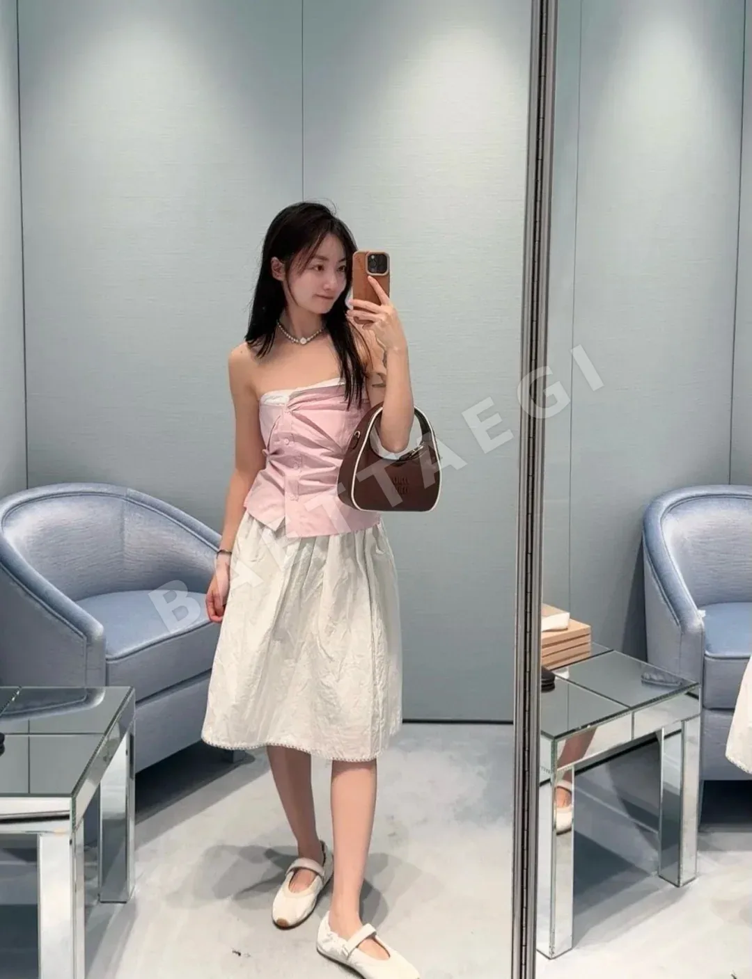 미우미우 에나멜 M자 다이아몬드 장식 목걸이 상세 이미지 8