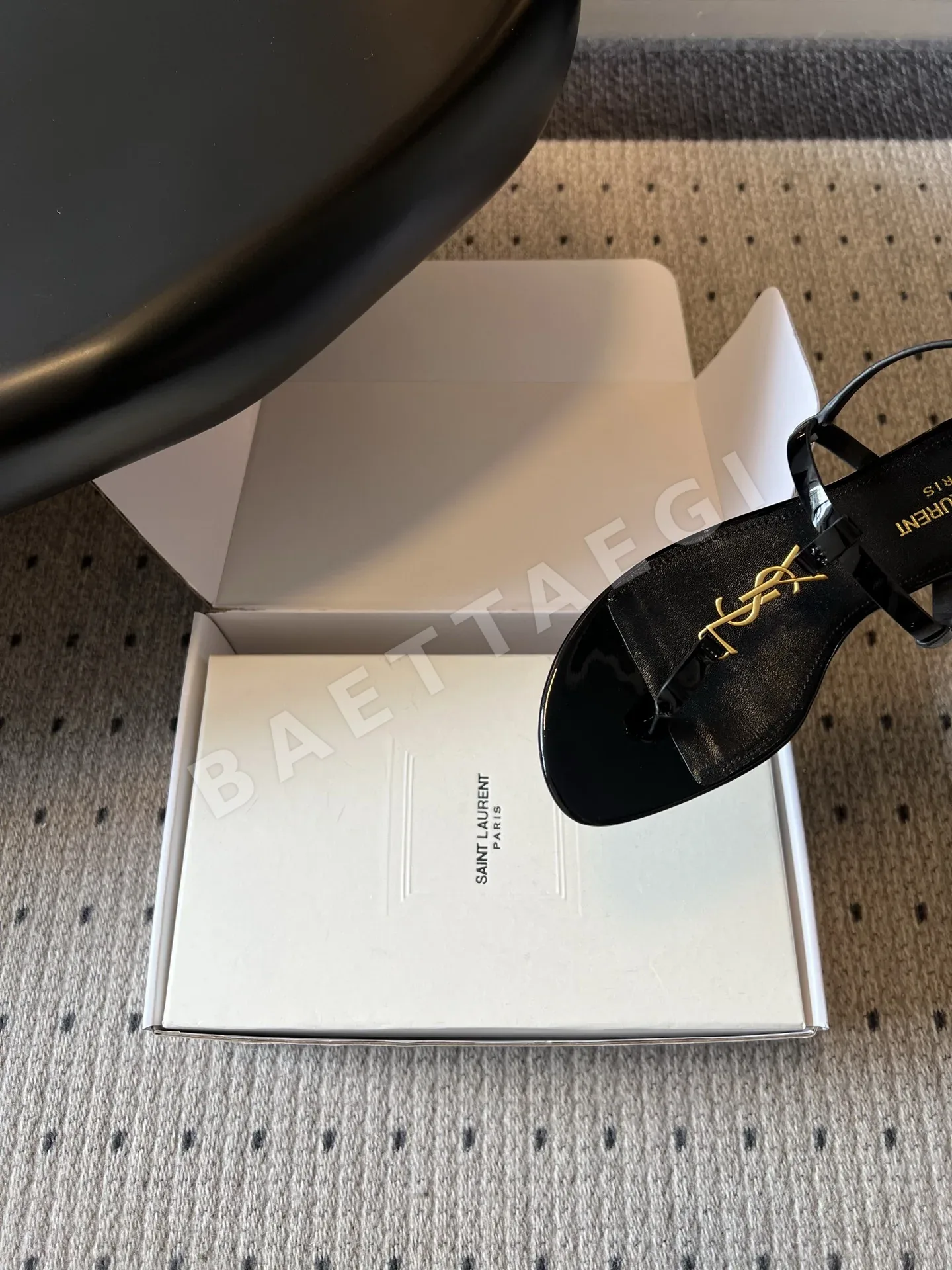 생로랑 YSL 버클 플립플롭 샌들 상세 이미지 7