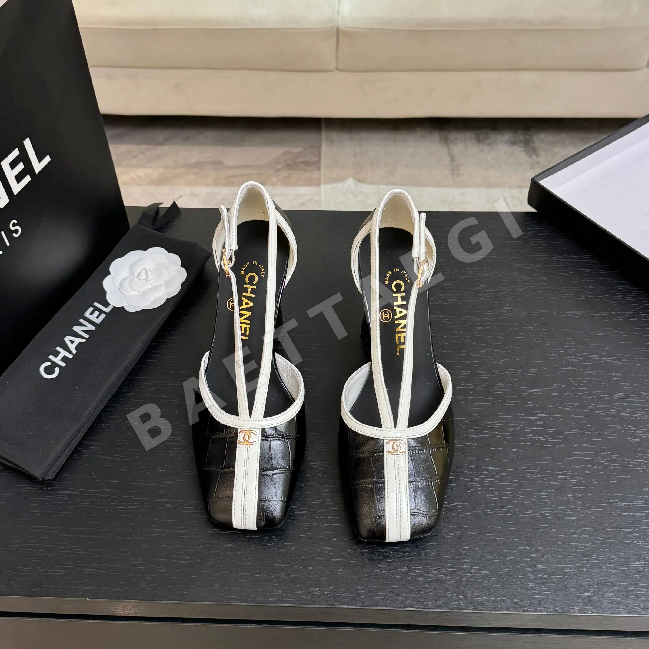 샤넬 더블 C 스플라이싱 오픈 토 샌들 98458