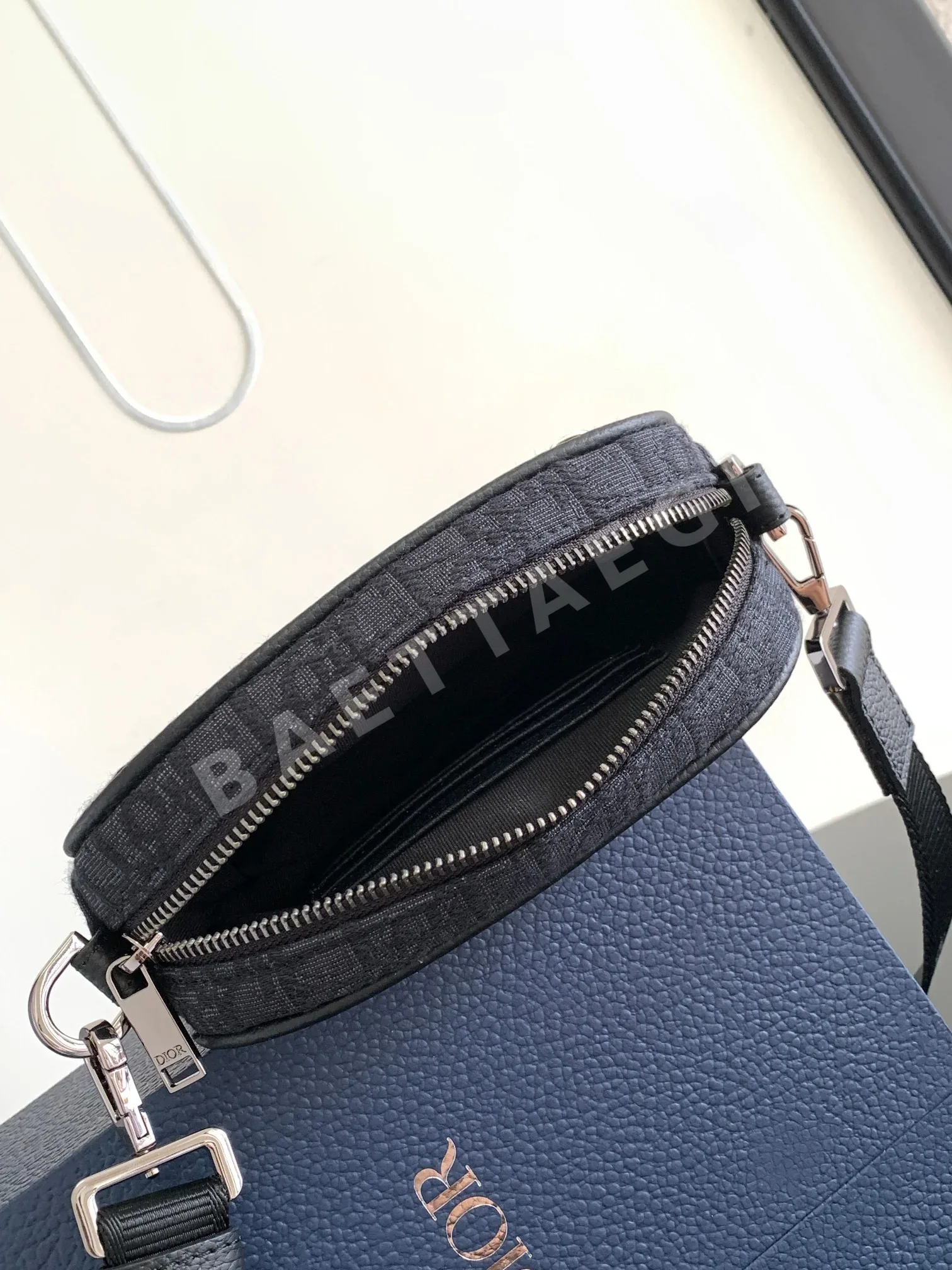 디올 사파리 미니 카메라 가방 상세 이미지 8