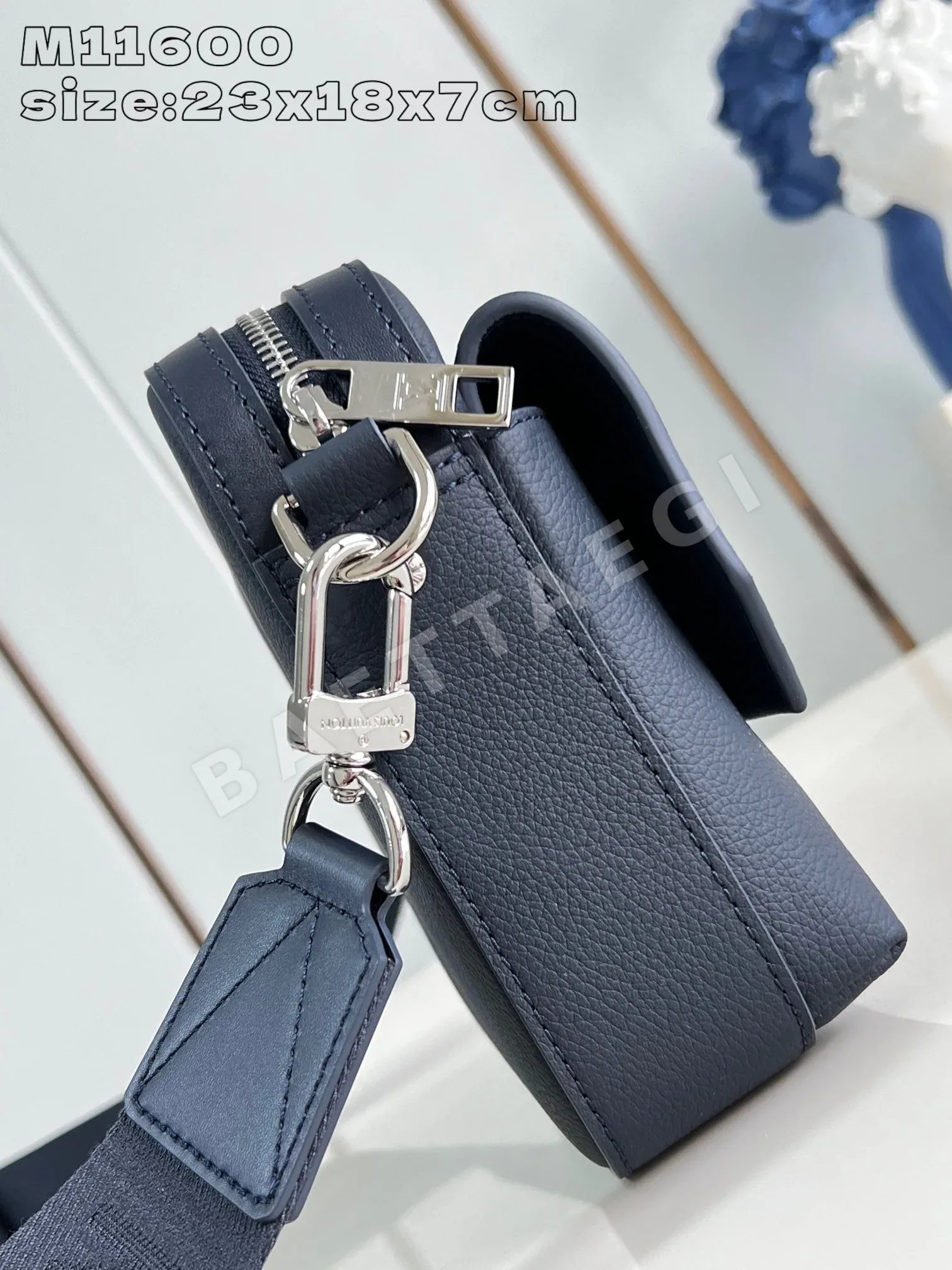 루이비통 다크 블루 소가죽 메신저백 M11600 상세 이미지 3