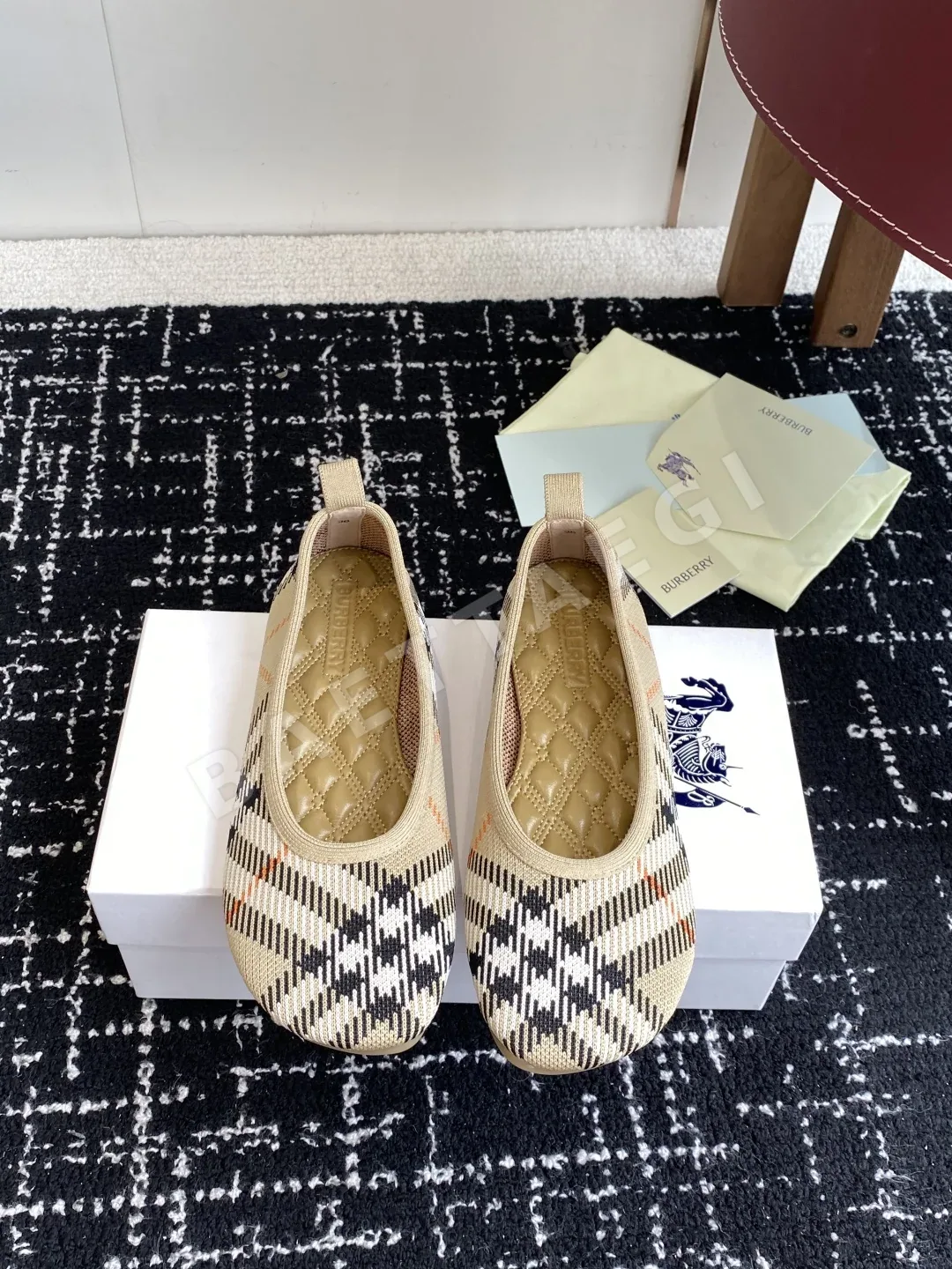 버버리 말 모티브 플랫슈즈 29674