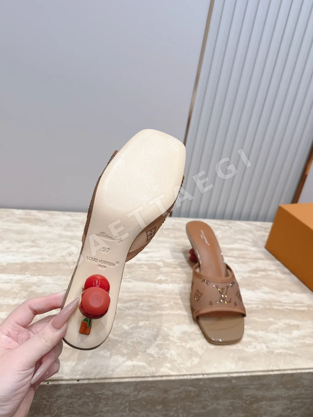 루이비통 6 AM 레터 자수 메시 샌들 상세 이미지 8