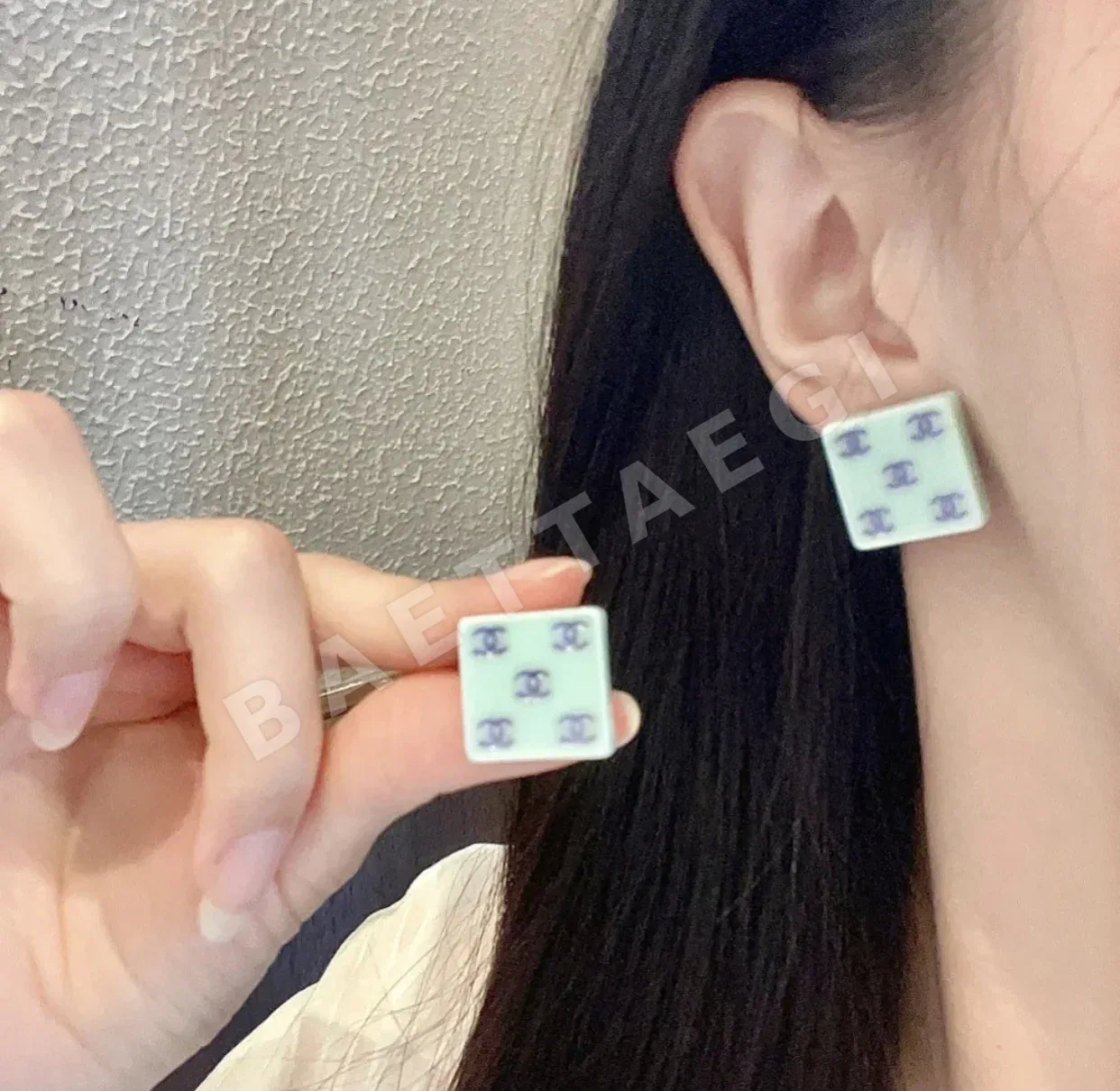 샤넬 라이트 그린 더블 C 스퀘어 스터드 귀걸이 상세 이미지 1