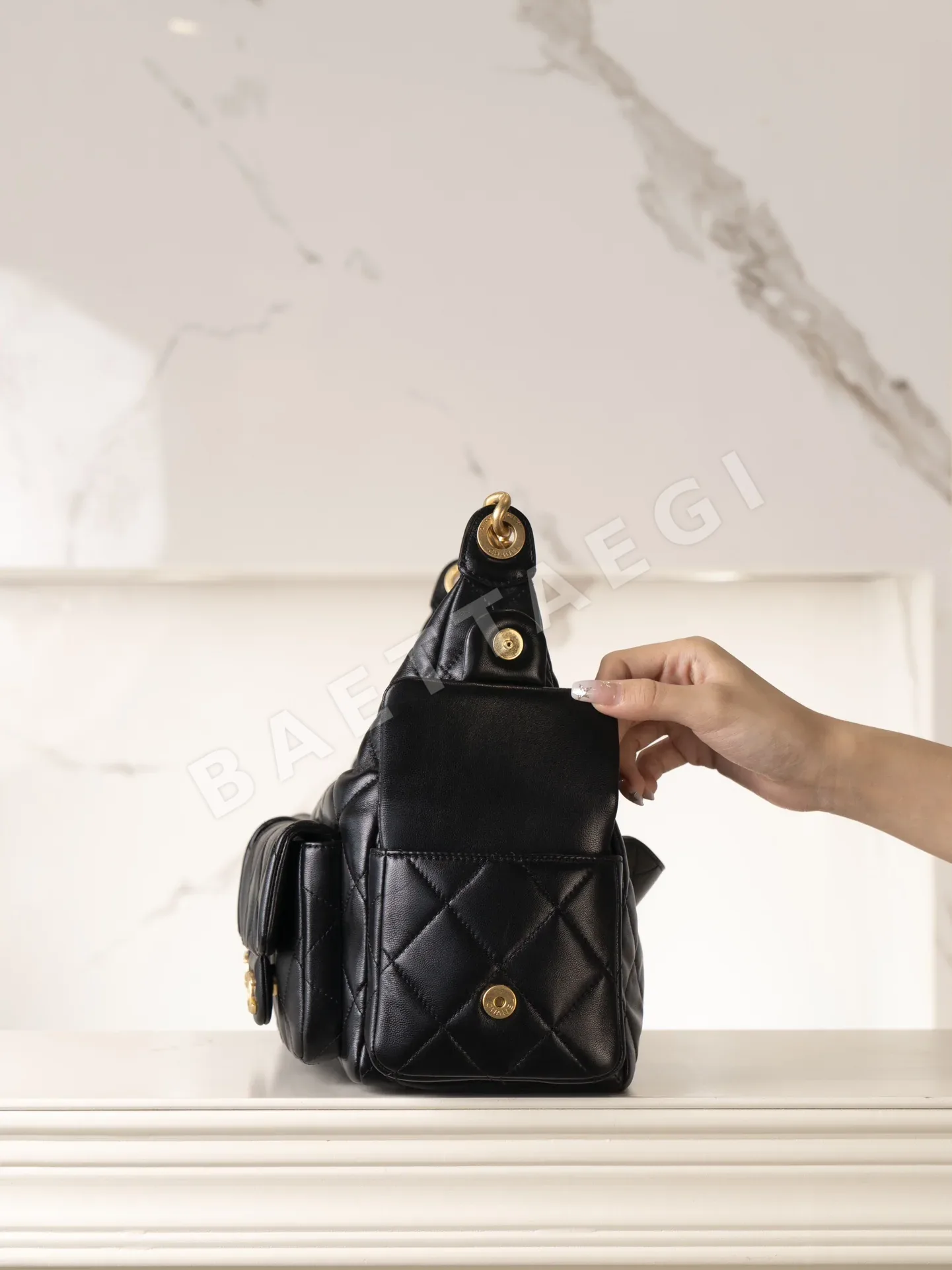 샤넬 라지 호보백 블랙 램스킨 금장 상세 이미지 7