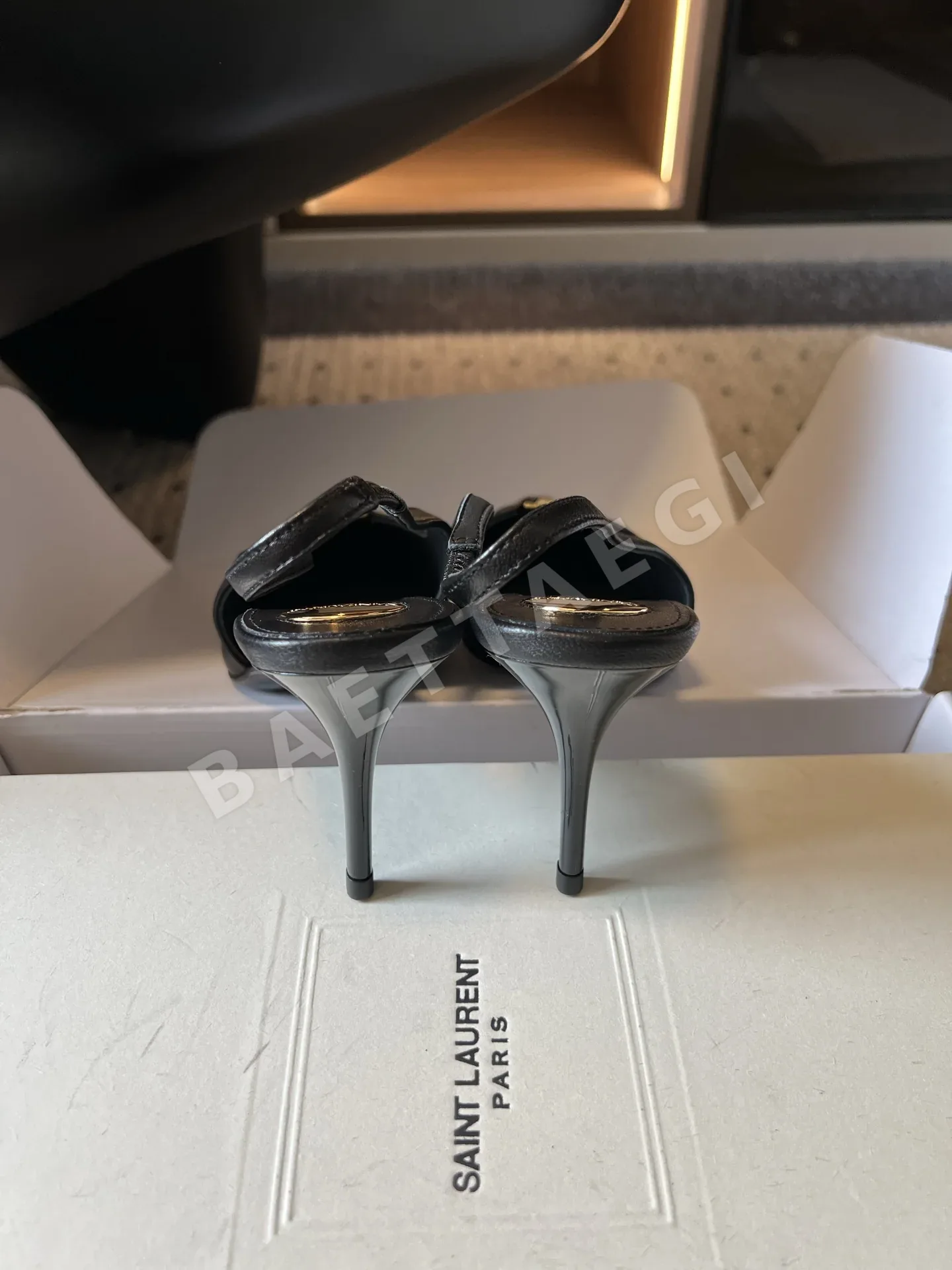 생로랑 YSL 메탈릭 포인티드 토 오픈백 스틸레토 샌들 상세 이미지 9