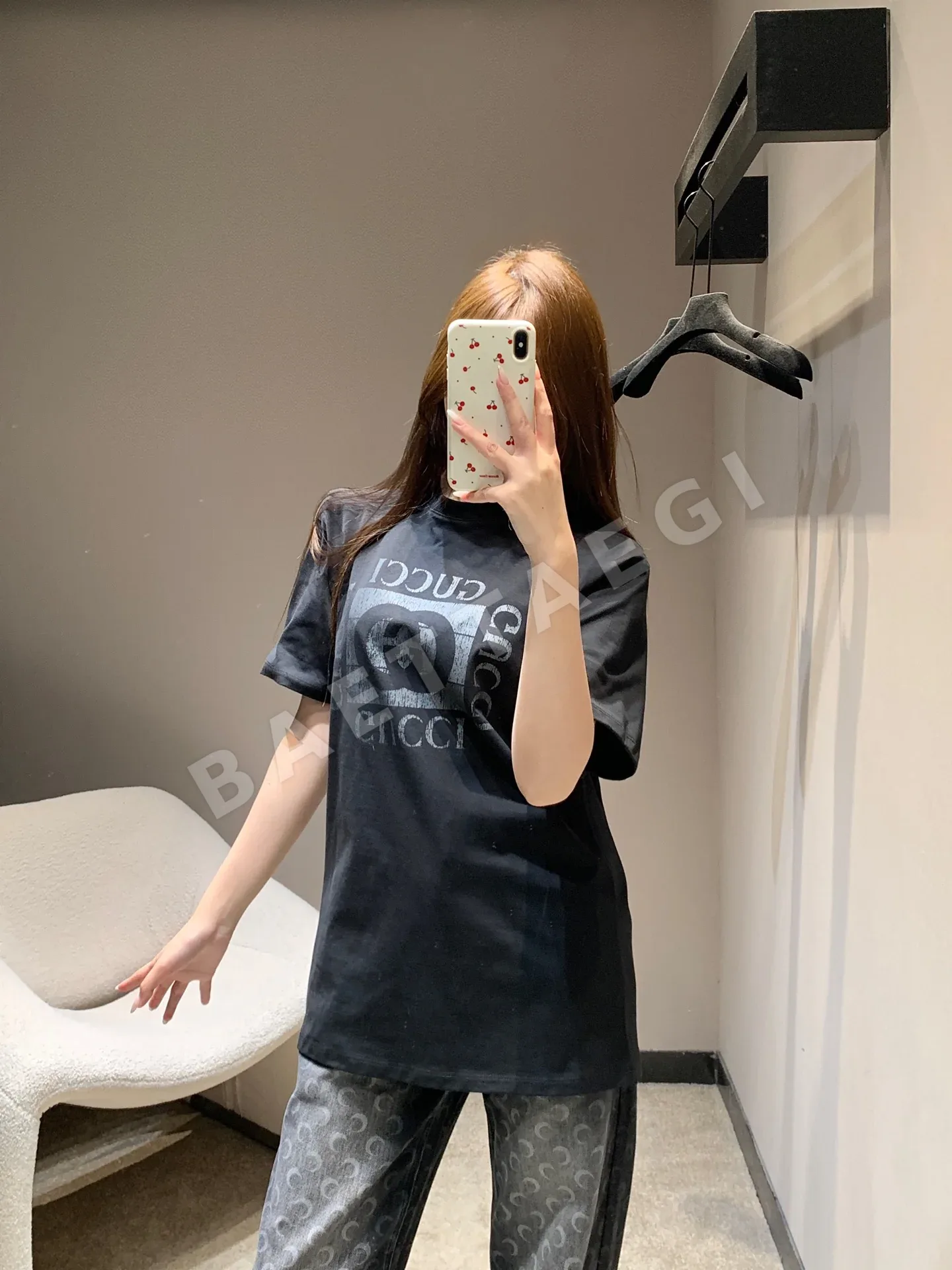 구찌 레터 스퀘어 프린트 크루넥 반팔 티셔츠 상세 이미지 1