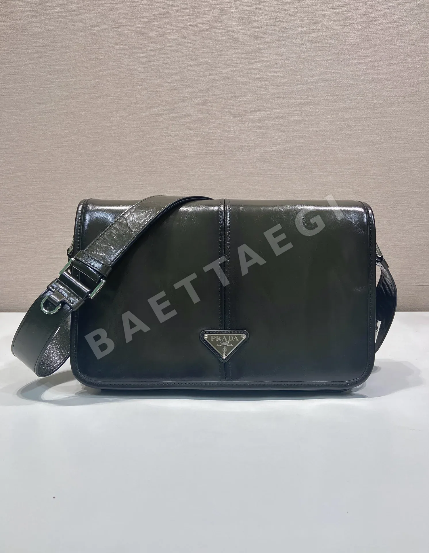 프라다 오일 가공 가죽 메신저백 2VD073 66868